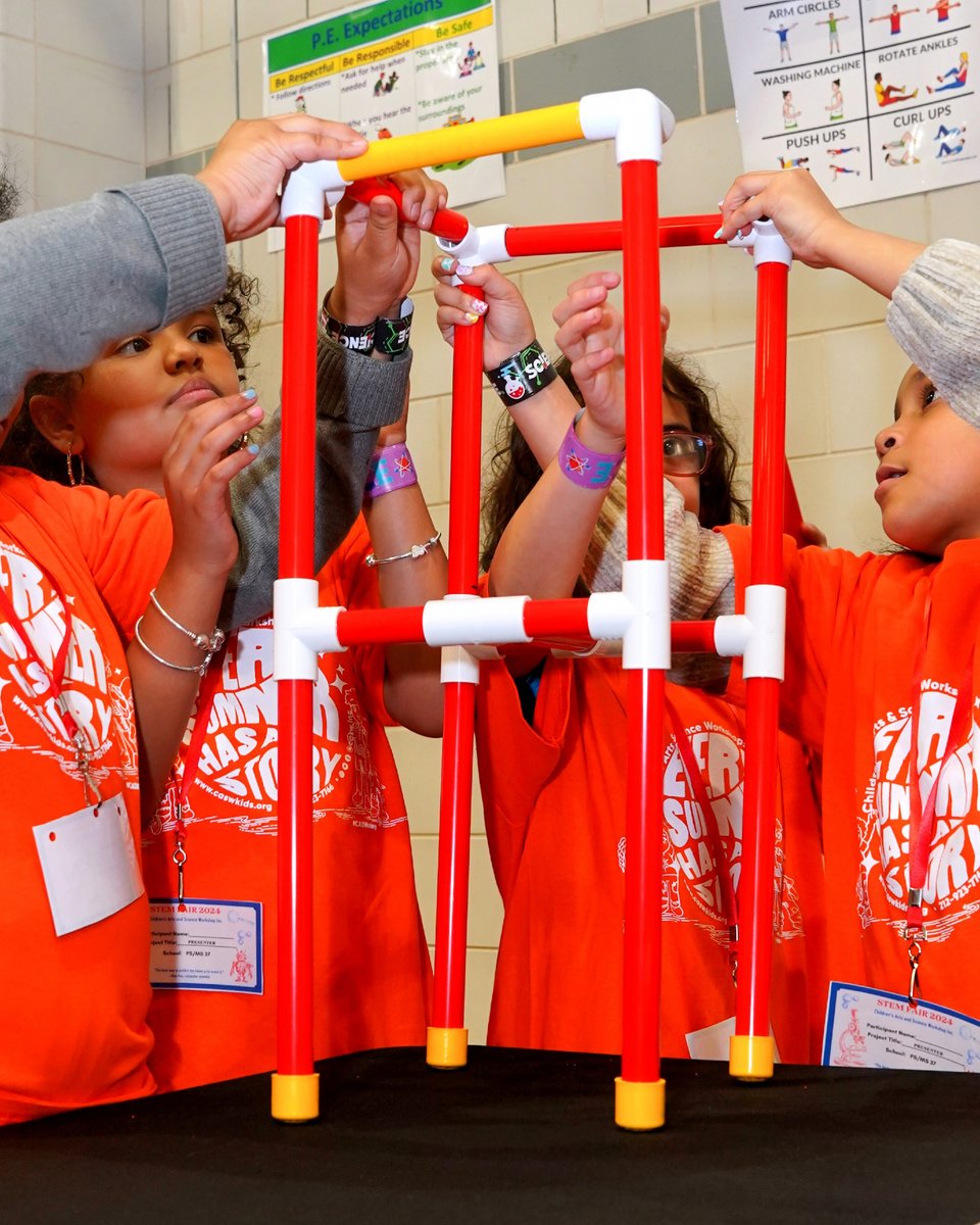 casw_inc's tweet photo. 💫Whether it's in the classroom or beyond, you should never be afraid to ask questions or get your hands dirty 🧪🔍 After all, who knows what you'll find out along the way? 🤔

#caswinc #nycyouth #afterschool https://t.co/bvZHjJgAq3
