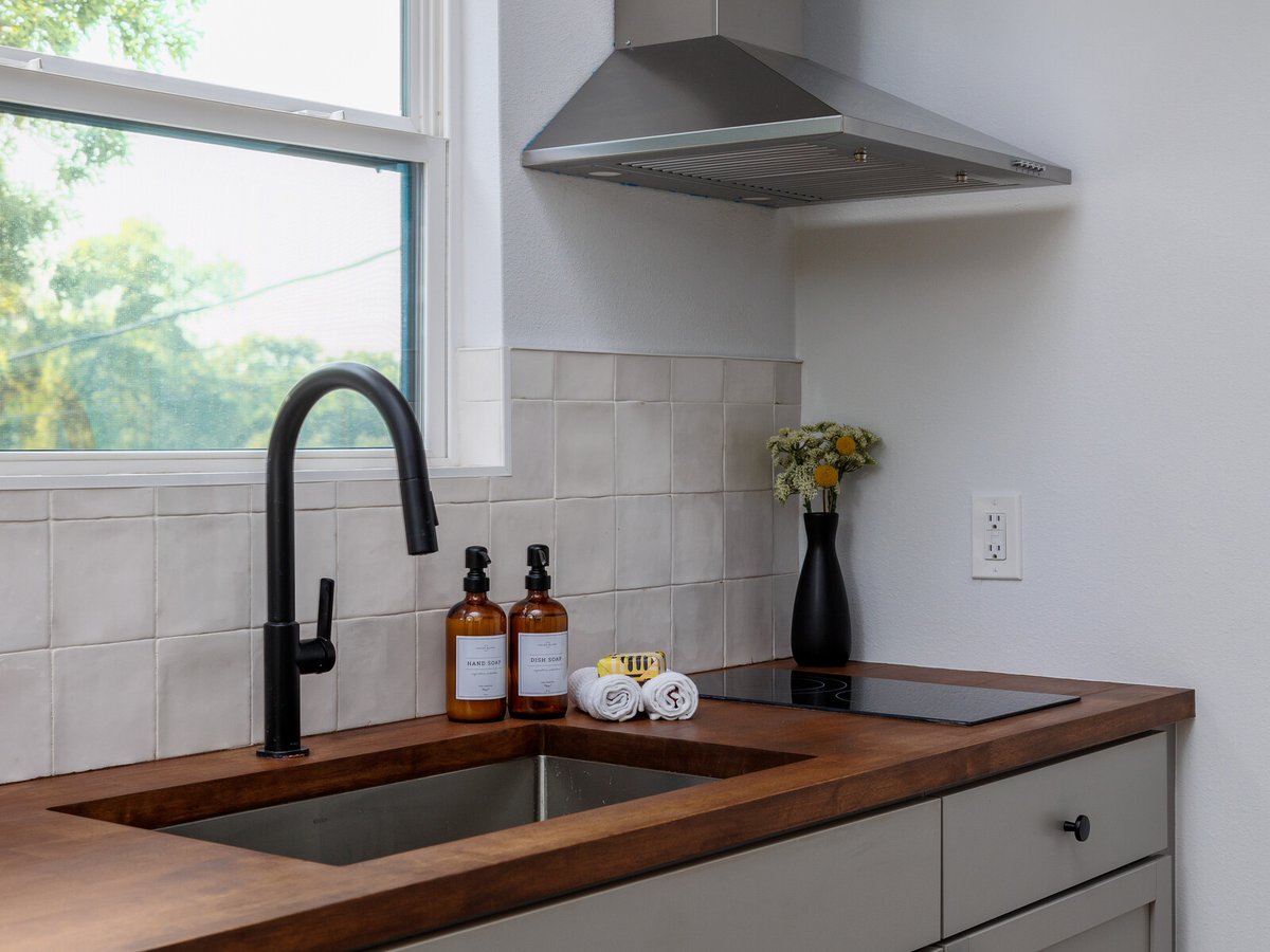 Catalyst_Texas's tweet image. Why Zellige Backsplash? The Zellige tile is a stunning focal point, perfect for smaller spaces like an ADU. It&apos;s unique texture brightens the room and enhances openness!
.
#ZelligeBacksplash #CatalystAustin #AccessoryDwellingUnit
catalystaustin.com/decoding-the-m…