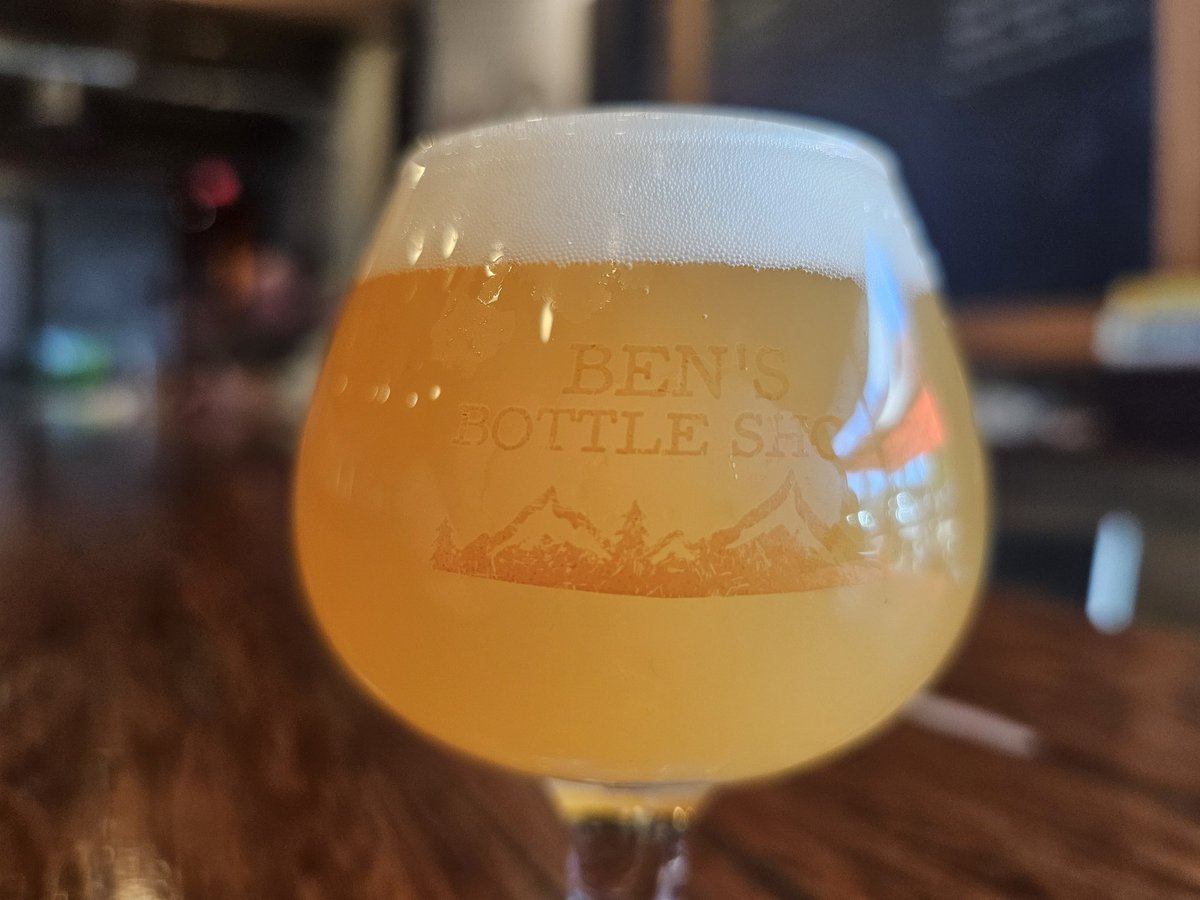 Food and fresh hops bumping on this wonderful wine weds ($5 glass pours) and it's raining so yeah what else you gonna do, come party!