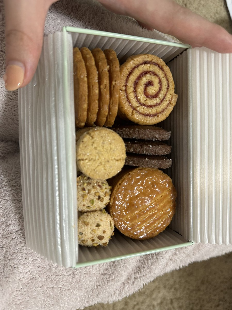 Lili0042's tweet image. プリンセス気分になれちゃう👸

クッキー🍪

至福タイム、スタート🤤

こんな気分には、こんな曲🎧

#BellLiLi の　#Theprincess 👑

海外でも活動できるように

英語の曲も作ってます📓✍️🎵

linkco.re/b8xvpdZN?lang=…