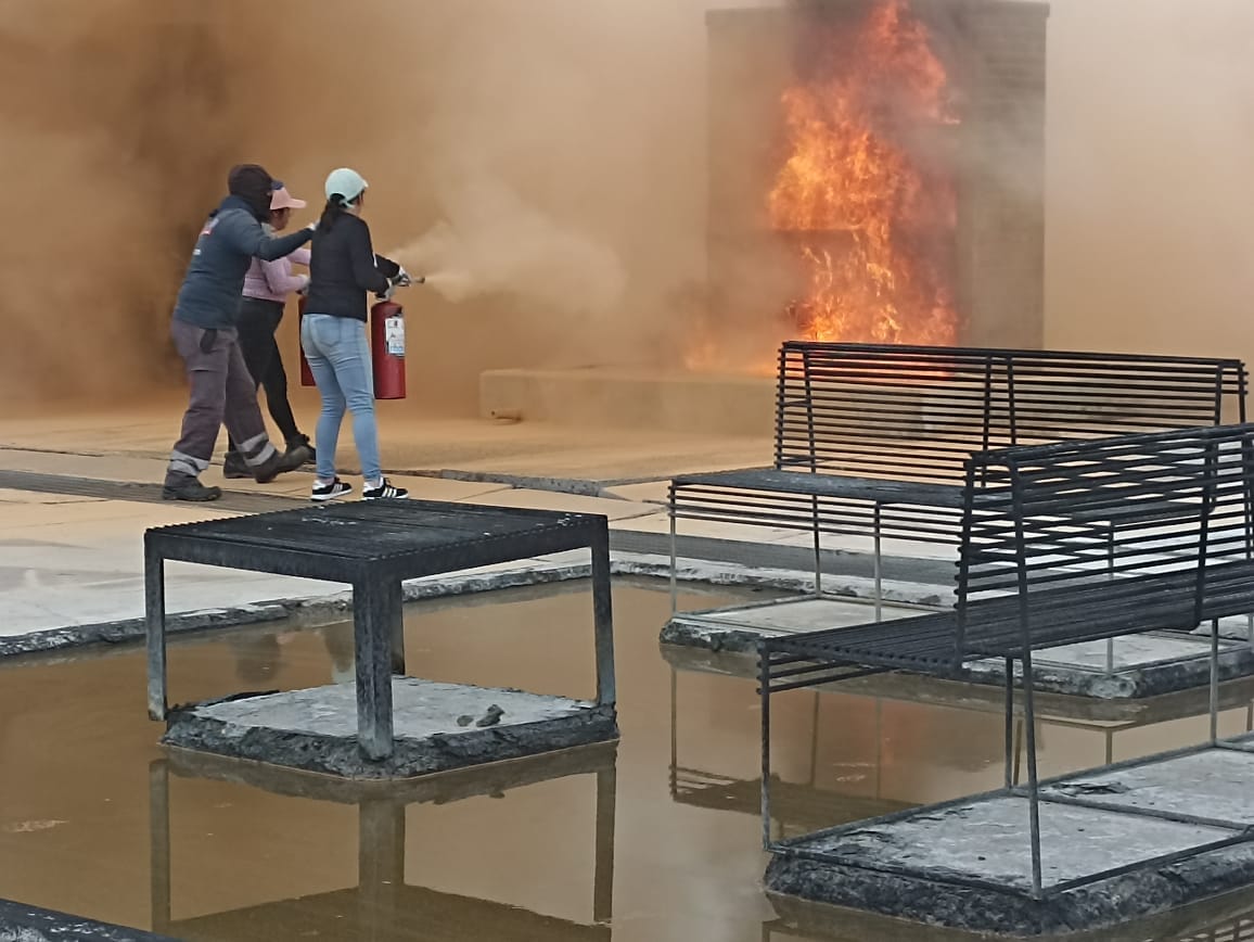 CruzRoja_MX's tweet photo. 🚫NO esperes a que pase una emergencia o impacte un fenómeno natural para aprender:
❤️#PrimerosAuxilios
➡️#RescateVertical
🧯#UsoDeExtintores
🚶♂️#Evacuación y más
Organiza tu brigada y mándanos mensaje , ahora.
#CENCAD ¡Centro Nacional de Capacitación y Adiestramiento! https://t.co/WcdYMKl5HE