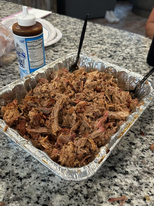 I can’t stop ?? smoked pulled pork for my bday dinner ? 7 hours at 225 ? https://t.co/p4wd4tjsbc