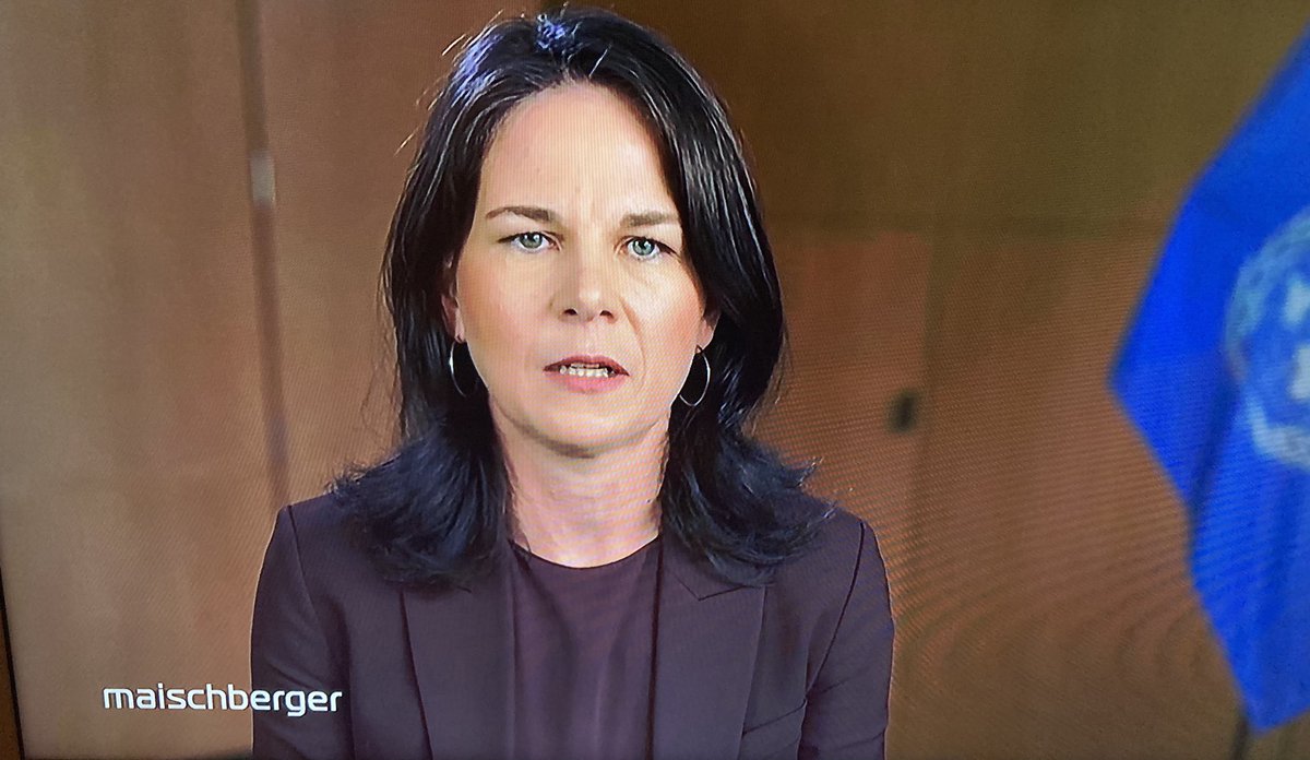 Warum sie denn nicht wie Ricarda Lang einen Rücktritt erwäge, fragt #Maischberger.

Das ginge nicht, weil sonst „Russland nach Polen durchmarschiert“, antwortet #Baerbock. Größenwahn, der fassungslos macht.