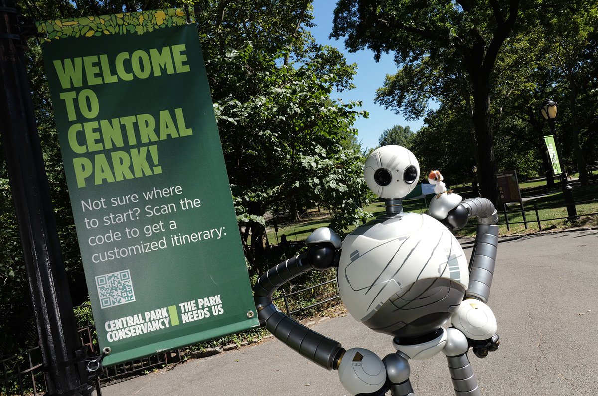 Cine_Colombia's tweet photo. DreamWorks Animation se toma la ciudad de Nueva York con el #RozDay 🤖💖 a propósito del lanzamiento mundial de #RobotSalvaje 🎬 ¡Espera su estreno el 10 de octubre, en salas de los Multiplex! https://t.co/lT8Gq06HeM