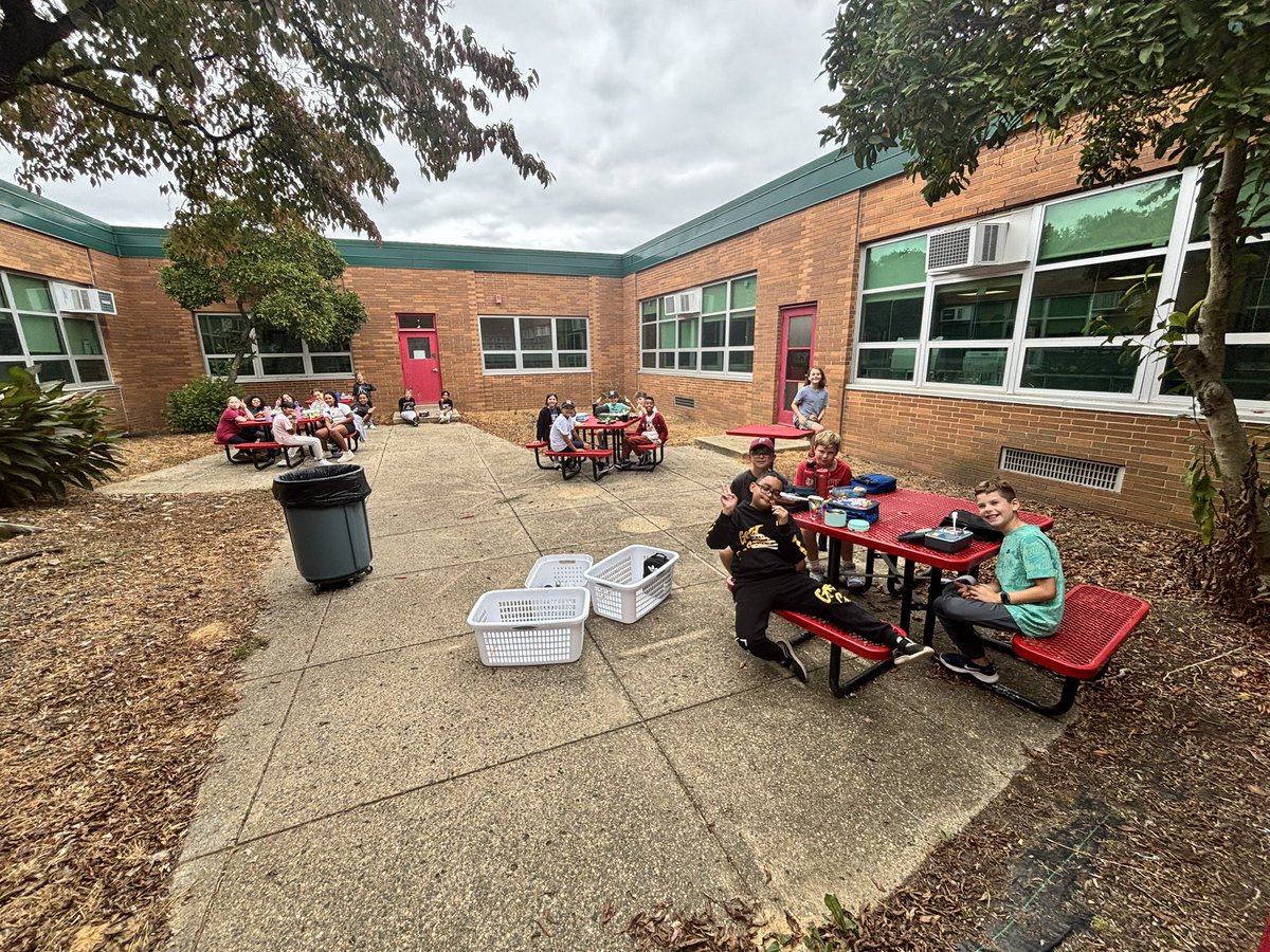 Enjoying a lunch in the courtyard as a reward with <a href="/MissMortimerCBE/">Melissa Mortimer</a>! <a href="/ClaraBartonElem/">Clara Barton Elem</a>