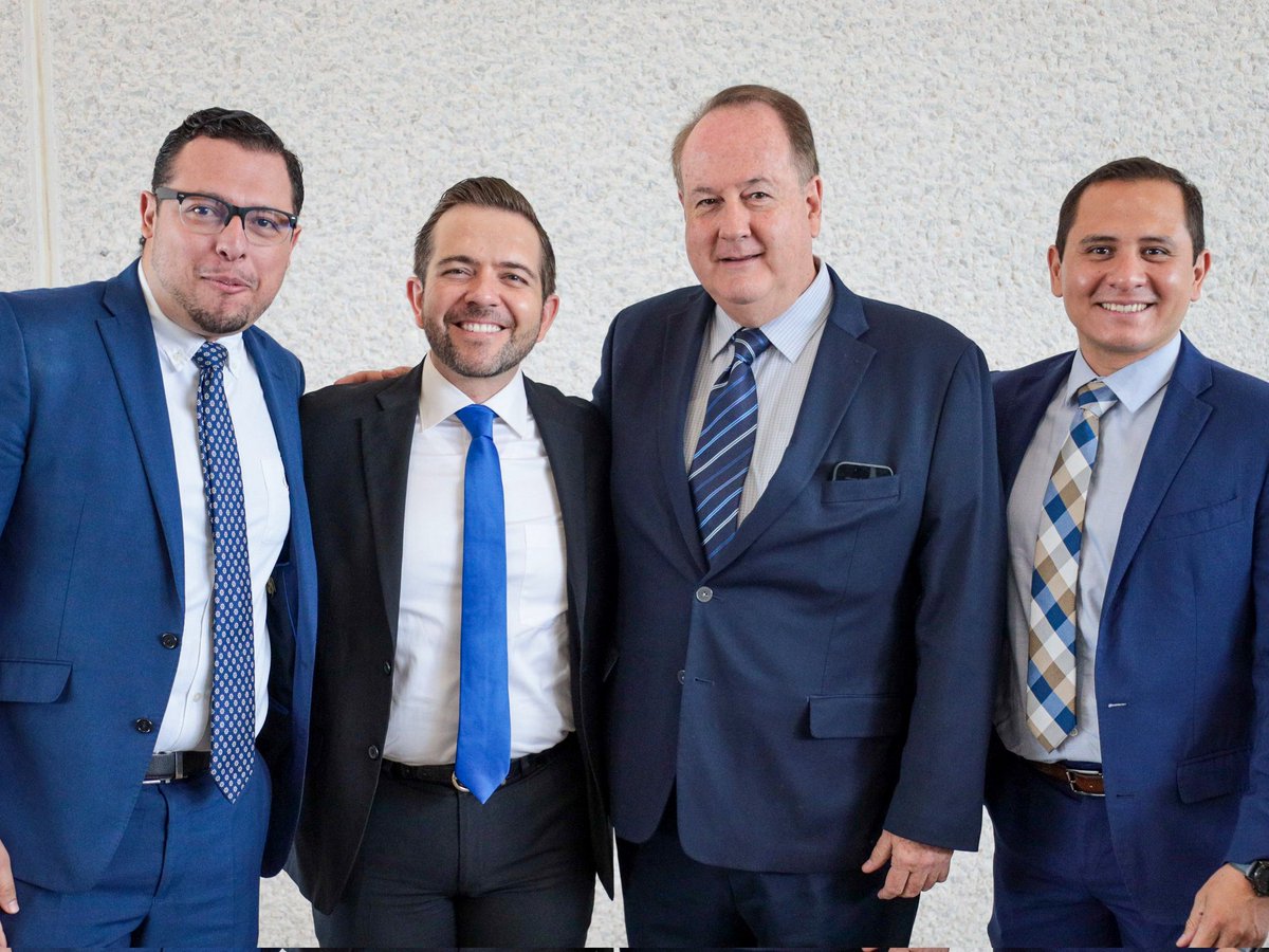 HectorVelascoMX's tweet photo. Siempre es un honor acompañar a mi amigo y mentor @VictorZanella en cada uno sus logros, sin duda sé que hará un papel brillante al frente del #DistritoVI siendo un excelente representante de la gente de nuestro querido #Irapuato. https://t.co/ftCtnAksBG