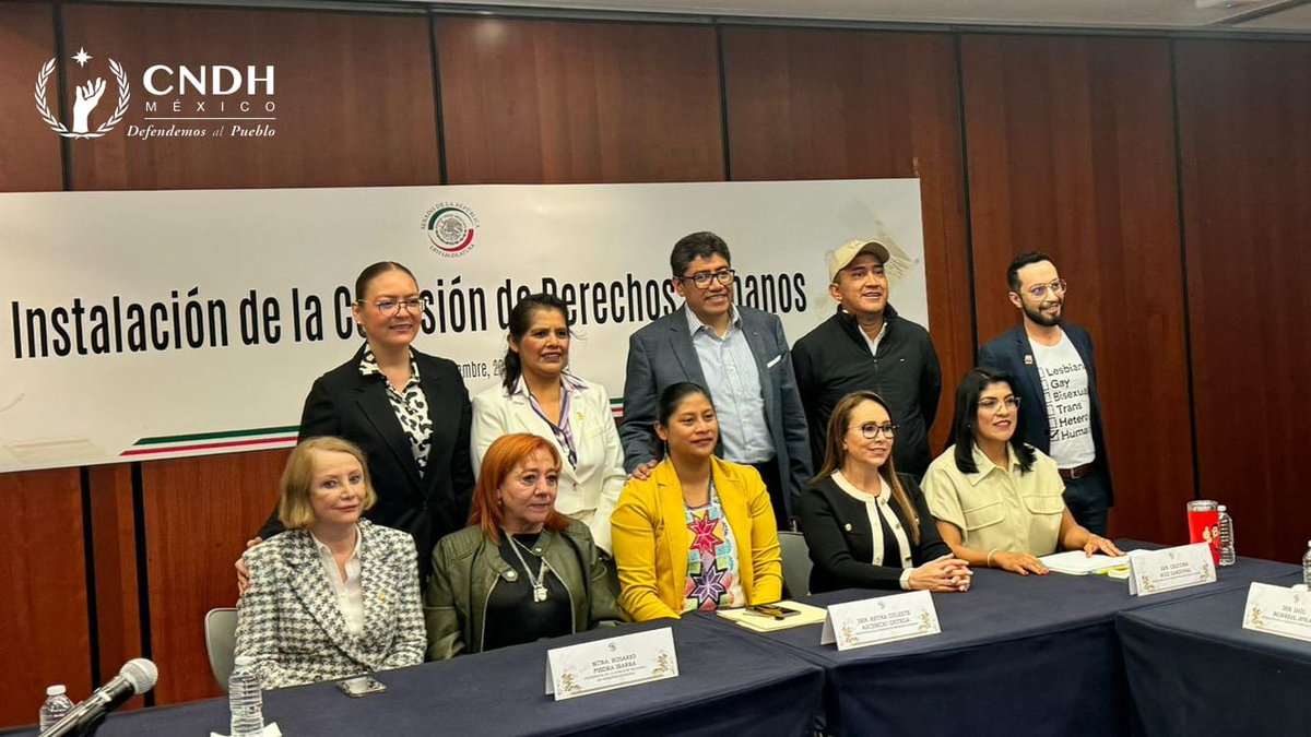 CNDH's tweet photo. Participamos en la instalación de la Comisión de #DerechosHumanos del Senado donde la Presidenta @RosarioPiedraIb felicitó a la nueva presidenta @CelesteAscenci8 y puntualizó la importancia de la participación amplia de #Mujeres y jóvenes en la defensa de los #DDHH.

#DefendemosAlPueblo