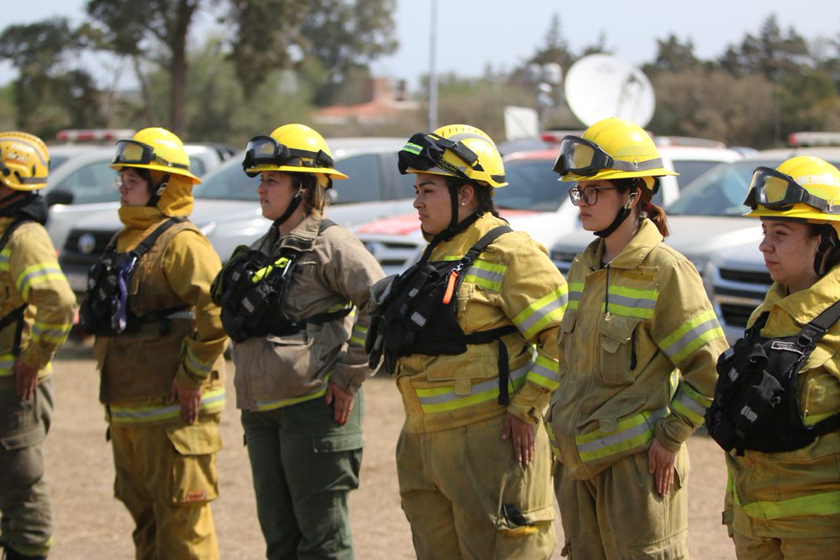 Cadena3Com's tweet photo. Bomberos prepararon la pista para la llegada del presidente Javier Milei y lo esperaron formados, pero el mandatario no bajó del helicóptero para saludarlos https://t.co/WjkGCoDcH6 https://t.co/HLtESq3eEk