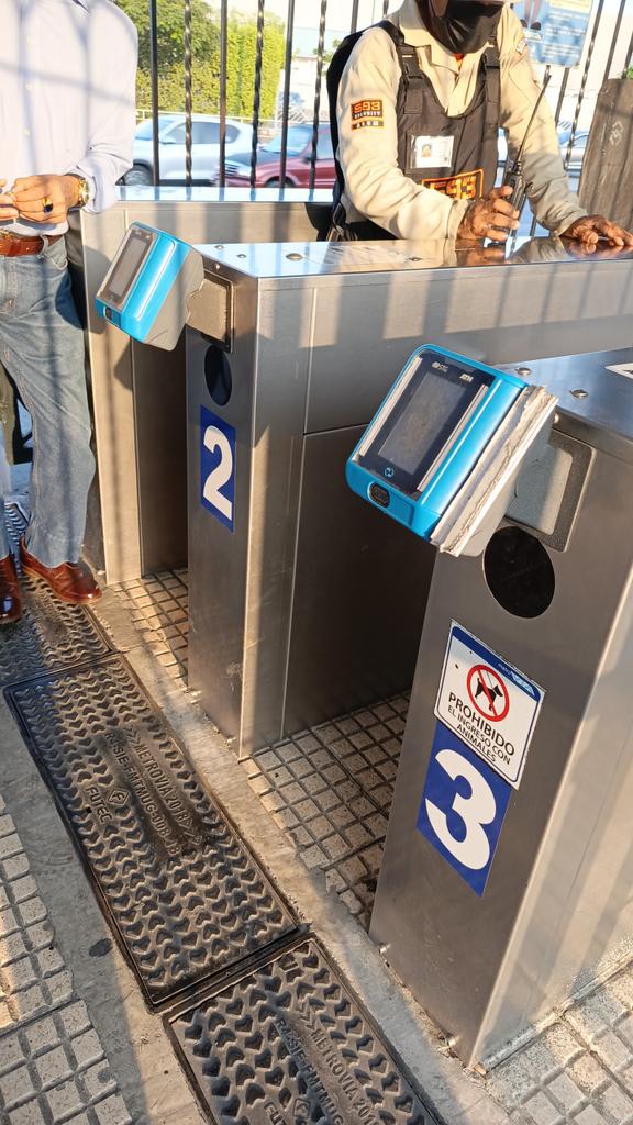 #metroviagye #paradasimonbolivar no se puede ingresar porque no valen los controles??? Ni pagando ni nada...
La solución avanzar al centro de convenciones o al terminal Pascuales <a href="/aquilesalvarez/">Aquiles Alvarez Henriques</a>