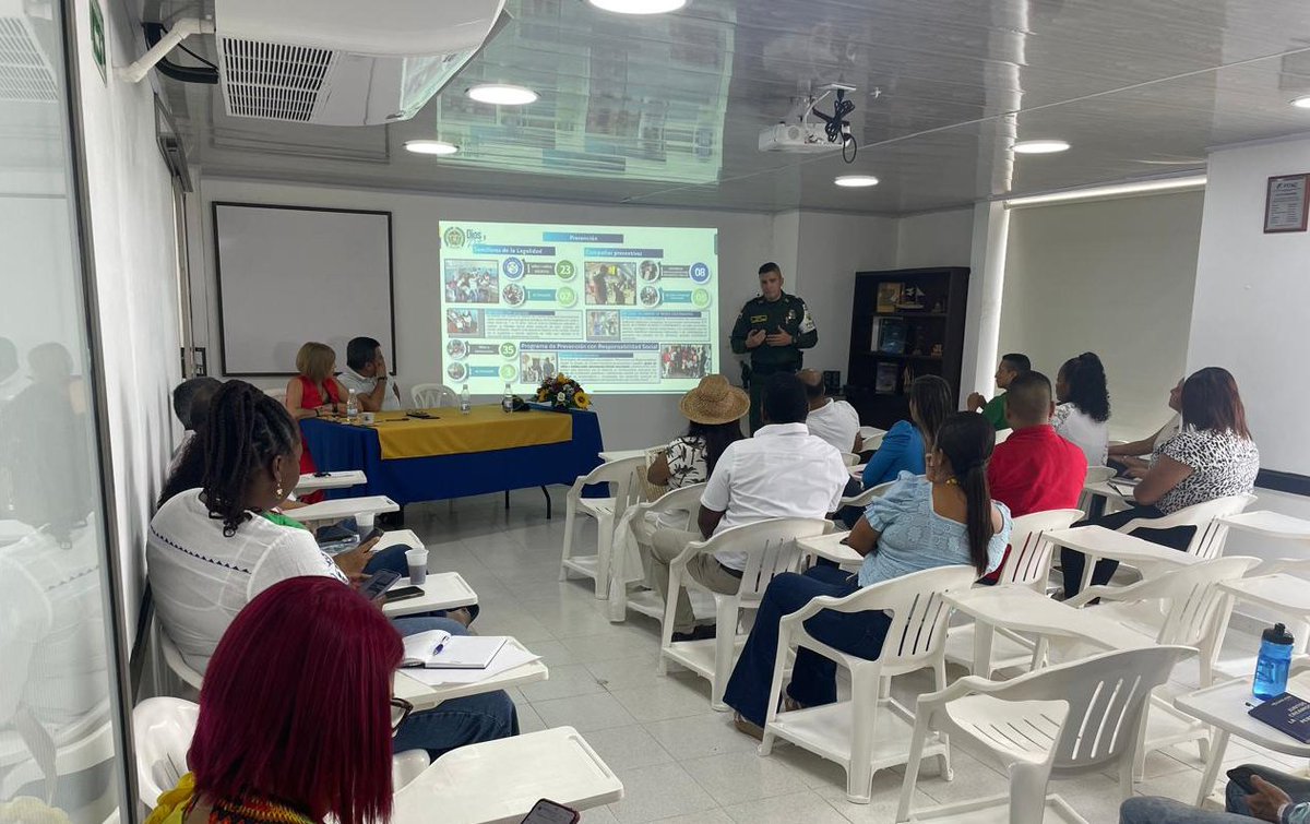 PoliciaAduanera's tweet photo. En #Buenaventura, nos reunimos con personal de la @FitacBun y las agencias de aduanas, con el fin de dar a conocer estrategias para combatir el contrabando, generar cultura de la legalidad y trasparencia en las acciones de control aduanero. @DIANColombia https://t.co/LTgNAVa8vC