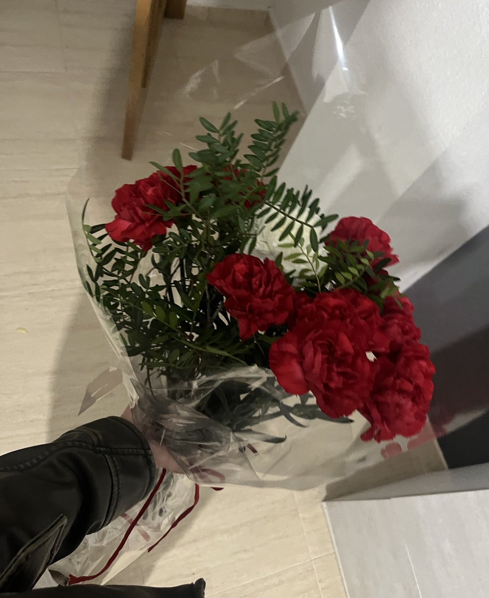 Carlaamsh's tweet photo. Me puedo olvidar de cualquier cosa, menos de la primera vez que te vi agarrando un ramo y eran para mi https://t.co/4JVx39QNBZ