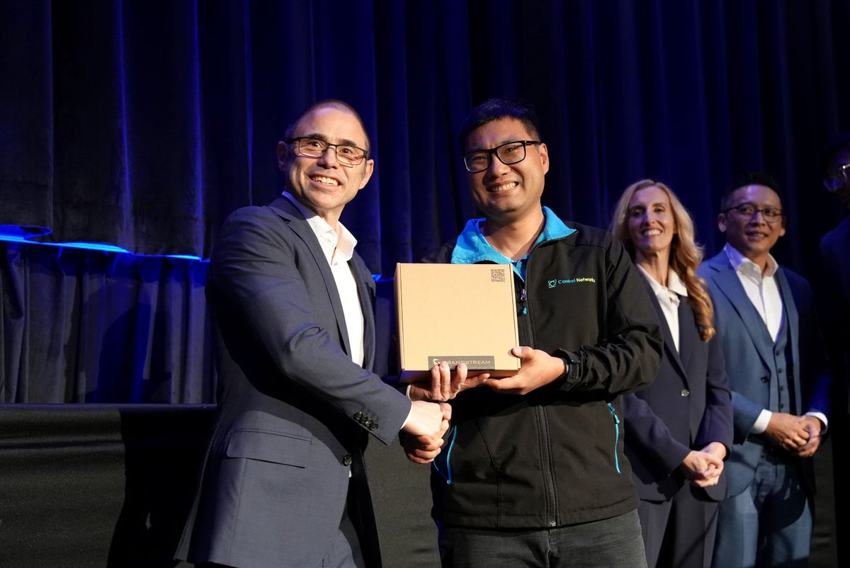 controlnetworks's tweet image. Our very own Michael receiving his prize at the Grandstream Partner conference last week

#ControlNetworks #winning #Grandstream