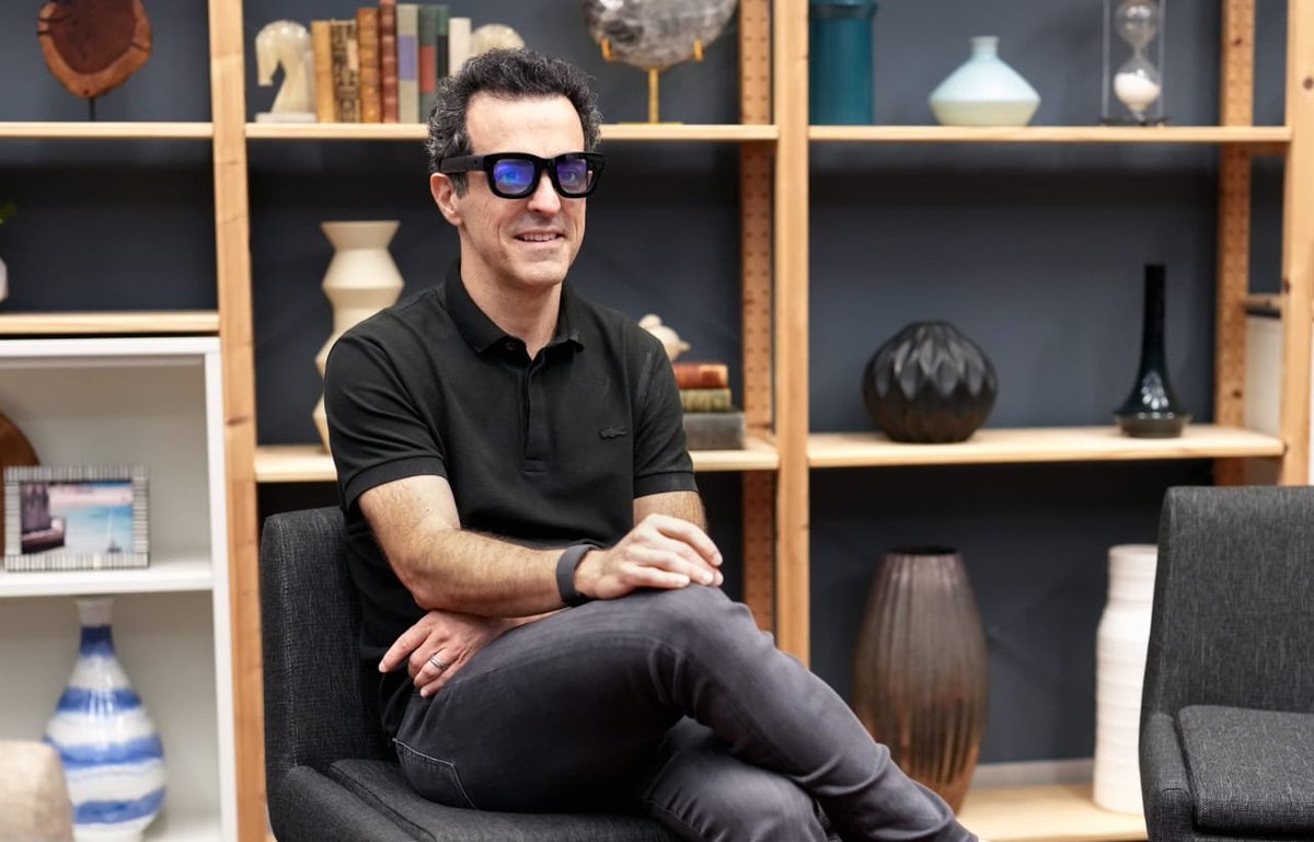 hbarra's tweet image. I tried the just-announced Meta Orion AR glasses a few weeks back. It was a beautiful glimpse into the future akin to the first time you experience Waymo or Tesla self-driving.
My quick takeaways from the demo:
1/ Wearing see-through AR glasses is 10x better—and not just…