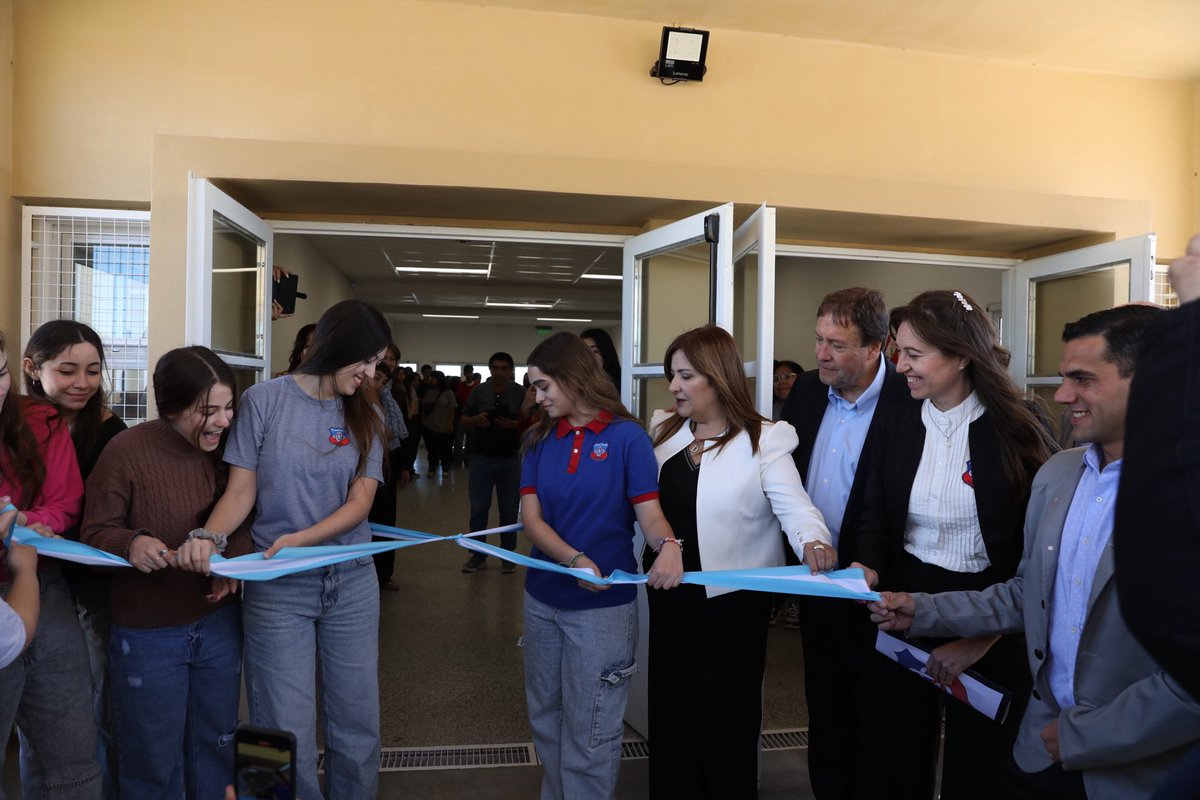 Weretilneck's tweet photo. UNA ESCUELA PARA CONSTRUIR EL FUTURO

Hoy inauguramos el nuevo edificio de la ESRN N° 21 en Catriel. Esta obra es mucho más que ladrillos y aulas, es una muestra de lo que somos capaces de lograr cuando Provincia, Municipio y comunidad nos unimos para un fin común. Con una inversión de más de $950 millones de pesos, cada espacio de esta escuela respira compromiso y esperanza.

Tenemos la convicción de que la educación pública y gratuita es el pilar de cualquier sociedad que quiere avanzar. Por eso, en Río Negro tenemos absoluta claridad: la educación es el camino que le garantiza a nuestros jóvenes un futuro mejor, igualitario y lleno de oportunidades.

La educación es un proyecto colectivo, es el proyecto de toda una provincia. Nosotros, los gobernantes, llevamos la responsabilidad de conducir la política educativa, pero somos conscientes de que la educación se construye desde cada rincón de nuestra provincia. 

Hoy no solo inauguramos una escuela, sino un espacio para que nuestros jóvenes crezcan, se formen, sueñen, y sobre todo, para que encuentren en cada aula, en cada rincón, las herramientas para construir su propio futuro.