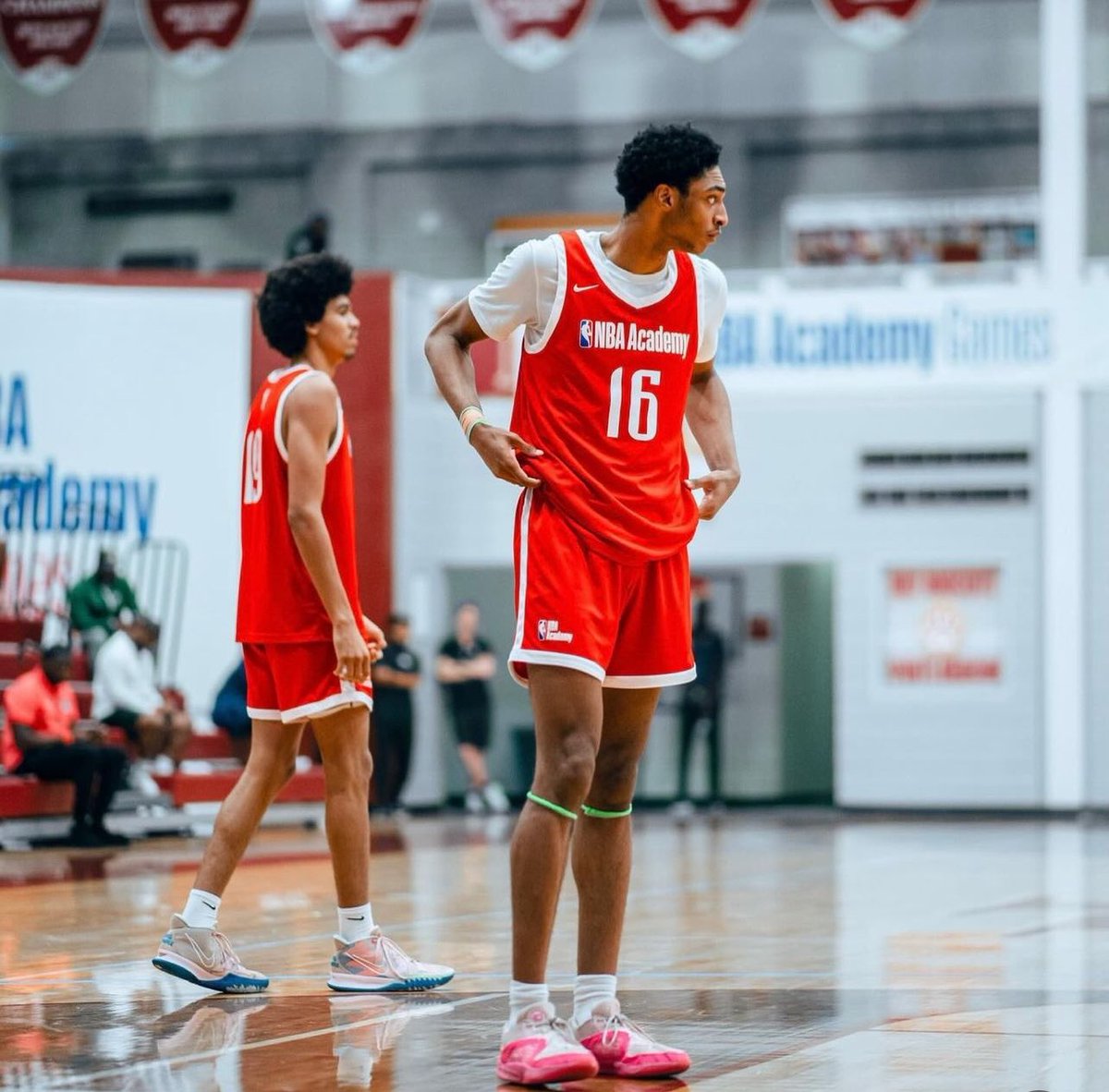 Big juco news as 6’10 Derelle Desire will be playing for Midland a D1 juco in Texas for the 2024-2025 season 

Desire was born in England and participated for their U16 squad in 2022, Derelle made the move to America for his HS career 

Can develop into a HM talent