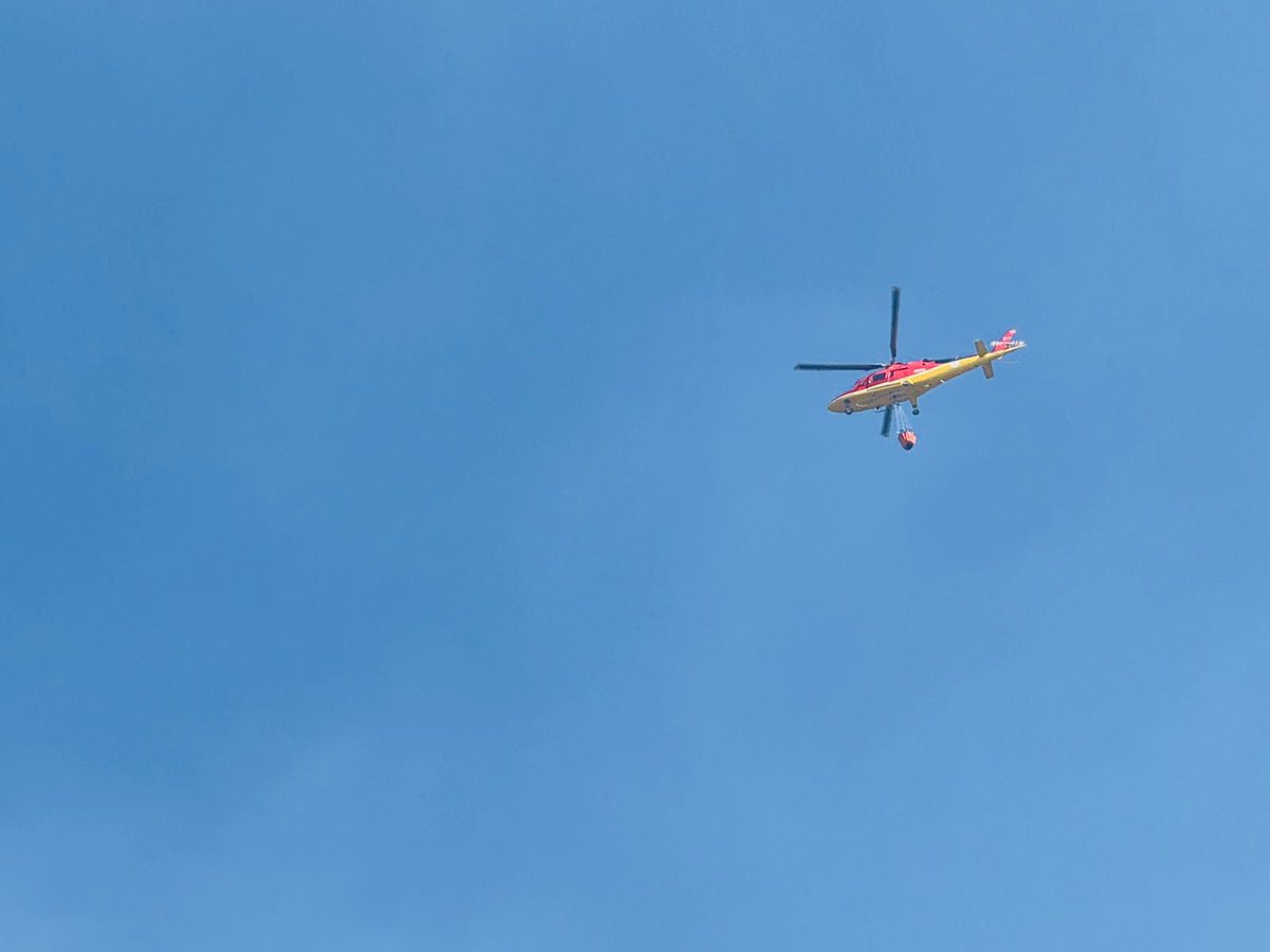 ECardenasVarela's tweet photo. 🔴 ACTUALIZACIÓN 17:37 | Al momento, realizamos combate aéreo.

Llevamos más de 100 descargas de agua en diferentes puntos calientes para reforzar las labores de enfriamiento que continuamos realizando por tierra.

Mantenemos la activación 24/7.

#BomberosQuito https://t.co/Pihw533oUS