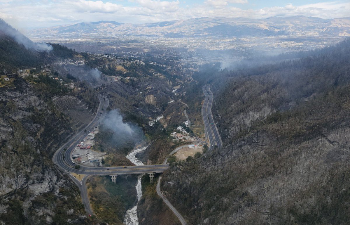 ECardenasVarela's tweet photo. 🔴 ACTUALIZACIÓN 17:37 | Al momento, realizamos combate aéreo.

Llevamos más de 100 descargas de agua en diferentes puntos calientes para reforzar las labores de enfriamiento que continuamos realizando por tierra.

Mantenemos la activación 24/7.

#BomberosQuito https://t.co/Pihw533oUS