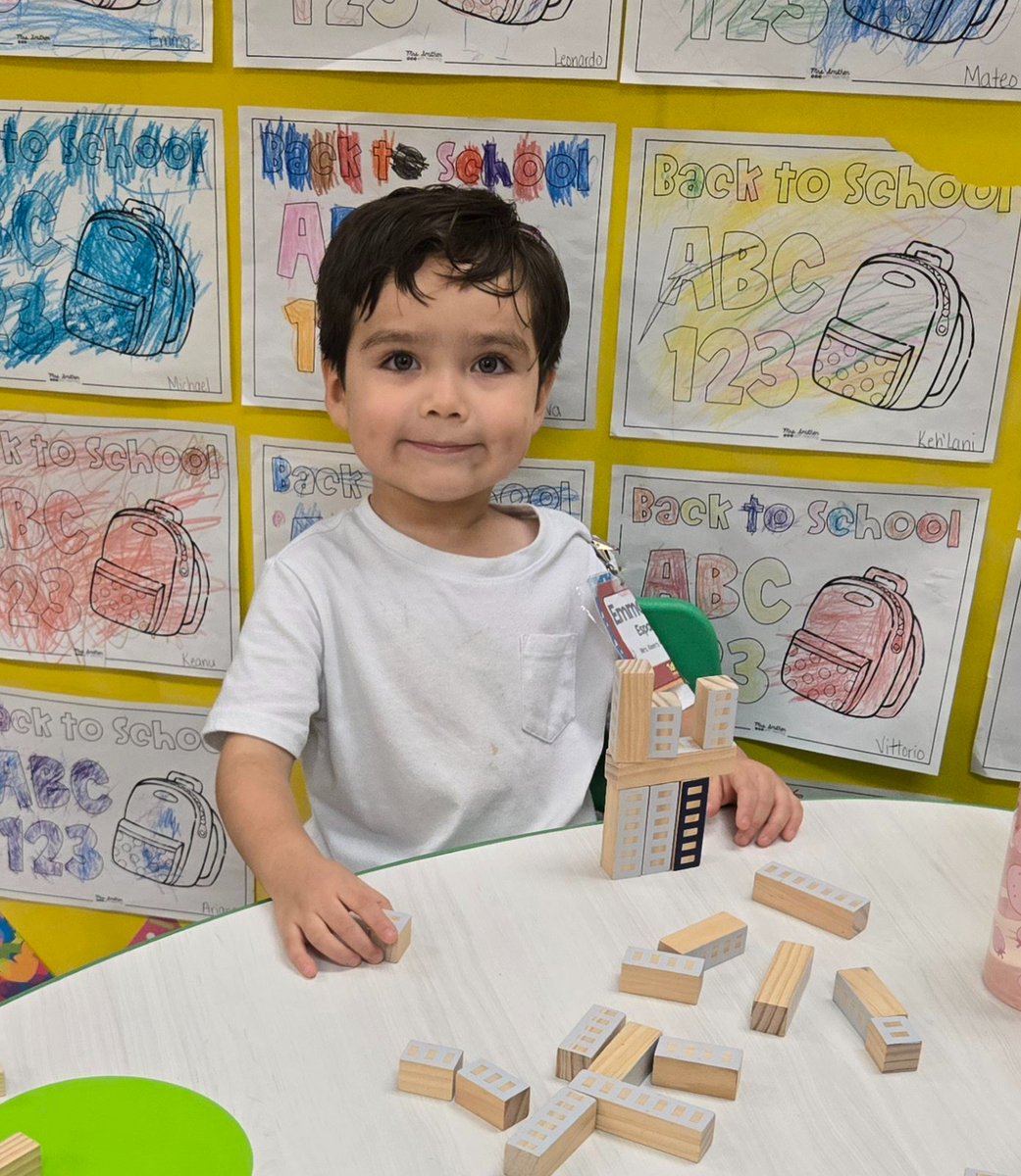 kimmeekeen's tweet image. I love how creative they are...and how proud they are to show off their creations! ❤️🖤🤍 @LaurelesMustang 
#learningthroughplay #prekfun