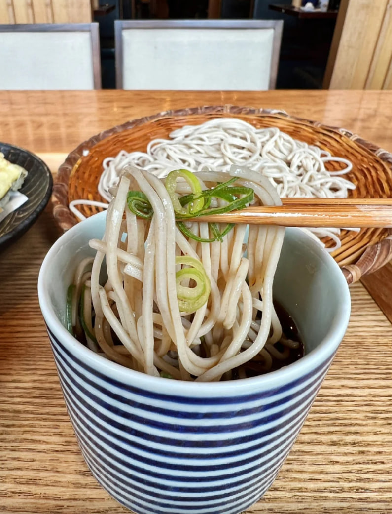Jadiecsemp's tweet image. 老舗のお蕎麦屋さんにやって来ました！色々な味のそばが食べられますが、とても美味しいですよ！