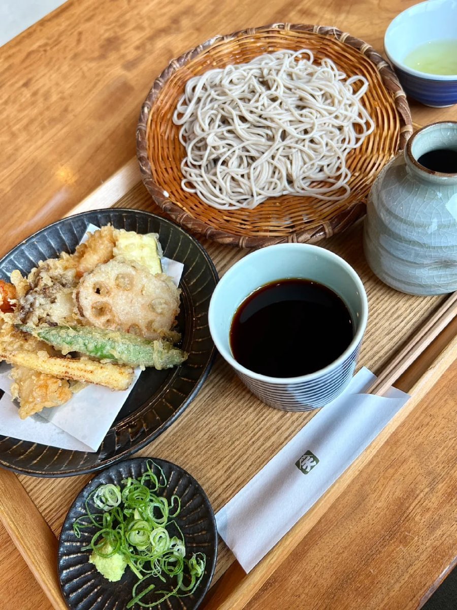 Jadiecsemp's tweet image. 老舗のお蕎麦屋さんにやって来ました！色々な味のそばが食べられますが、とても美味しいですよ！