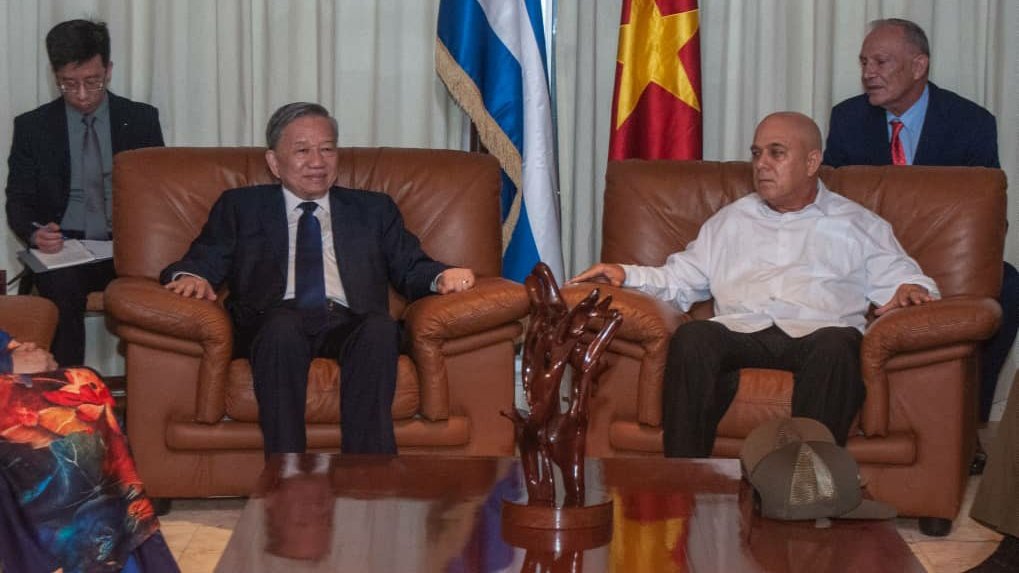 En horas de la noche de este miércoles recibimos en el aeropuerto internacional José Martí al secretario general del Partido Comunista y presidente de la República Socialista de #Vietnam, compañero To Lam.