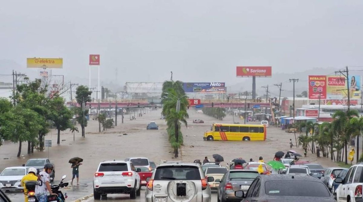 LaHoraMX's tweet photo. Dia Triste en #Guerrero. Así Acapulco tras las fuertes lluvias por el paso de #John.

Todavía no se recuperaban por completo del #huracán #Otis y ahora “John” a muchos los volvió a dejar sin nada. https://t.co/juAfFdGveZ