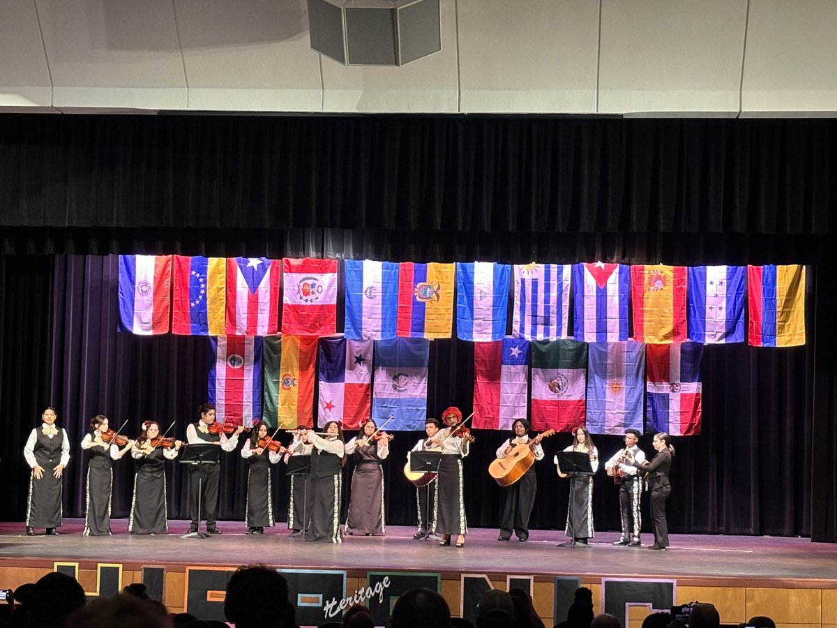 msespbe's tweet photo. Had the best time celebrating #HispanicHeritageMonth with our Mac team, students, and families! 
🇨🇱 🇻🇪  🇭🇳 🇲🇽 🇳🇮 🇦🇷 🇨🇴 #MesDeLaHerenciaHispana #SoyMAC https://t.co/xAci2NWvOr