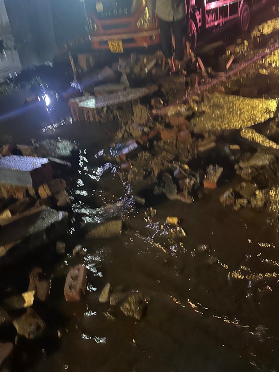 nimeshdsavla's tweet photo. @mybmcRoads 
@mybmc 
Very Bad condition of Ashok Silk Mills Lane near LBS Ghatkopar.
manholes are broken. Side walls broken. Repair needed urgently https://t.co/wvBLF4f8hG