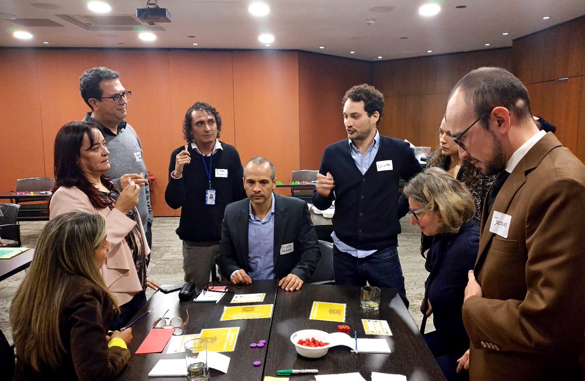 MoreauSantos's tweet photo. 🔔 Ayer, @AFD_es reunió al sector energético, bancas y cooperación en un taller de diálogo basado en un #juegodeestrategia sobre la transición energética en 🇨🇴 generando recomendaciones clave para el Plan de Acción Climático del país. ¿Te interesan?👇 💡🌍 https://t.co/KsToGHEvVb
