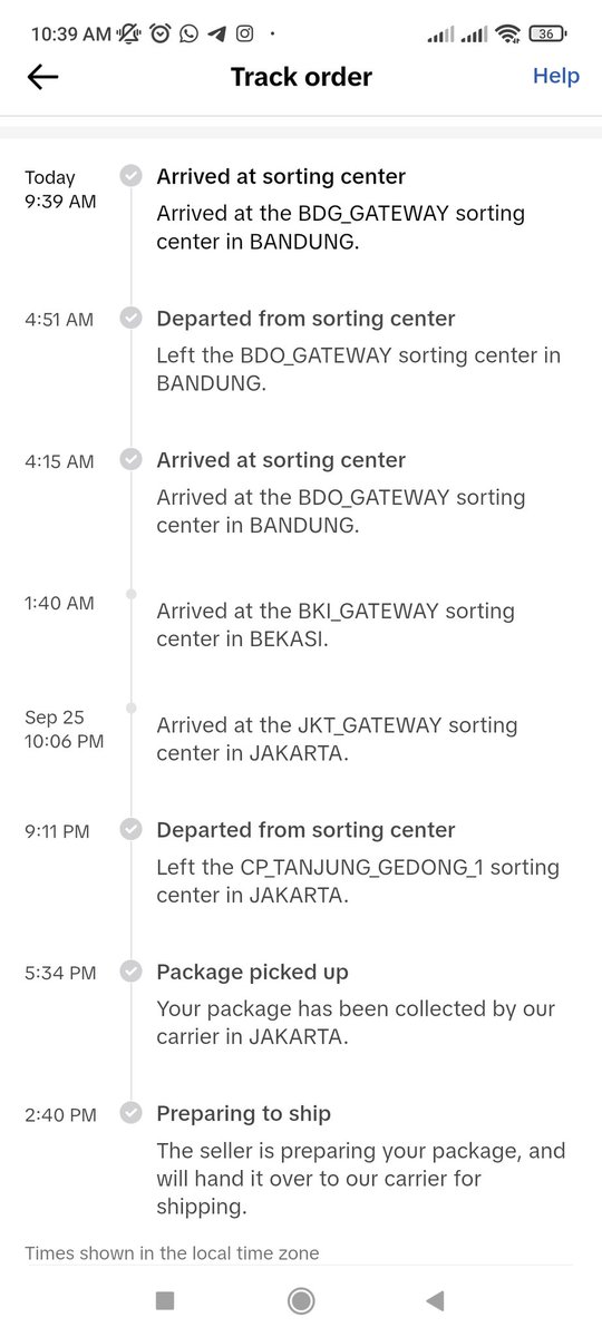 hellondiii's tweet photo. @jntexpressid Udh bener ke Bekasi malah ke bandung mau ngapain ini woy ini barang mau di pake ultah makanya dikirimnya di prioritaskan malah gajelas bgt ini gimna https://t.co/qjXJiT3nwW
