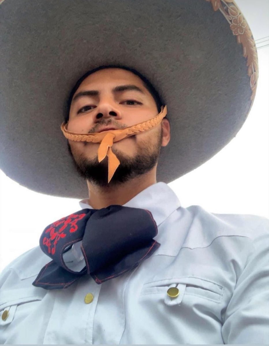 MarioCisneros21's tweet photo. Imagina esto: yo arriba del caballo y tú parando la trompita y te acercas para que te de un beso antes de charrear… https://t.co/SmJDc1rsoW