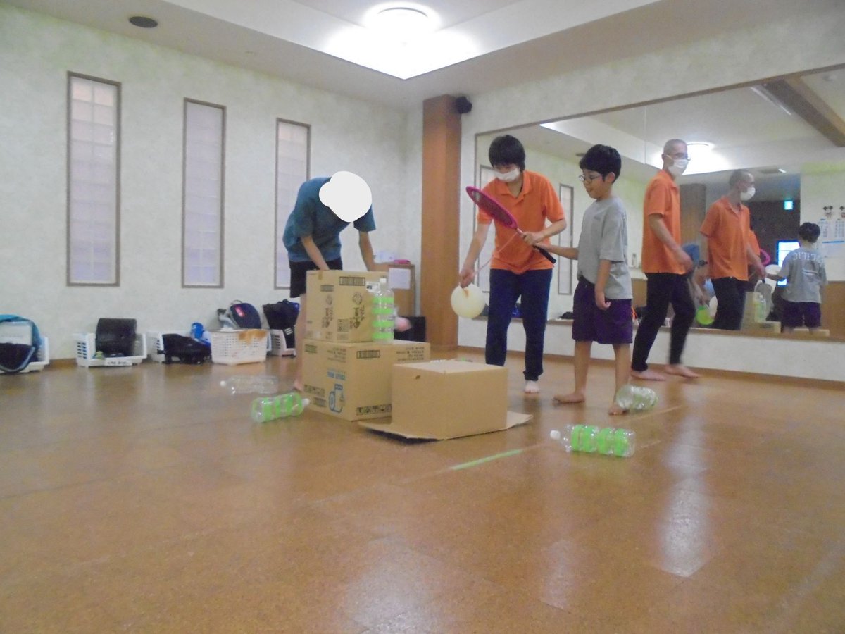 maruta215's tweet photo. 皆さん、こんにちは！
今回は「風船ボウリング」の様子をお伝えします‼
子どもたちはピンを狙って上手に風船を当てることができました😁
#放課後等デイサービス 
#運動
#療育
#風船
#バトミントン
#子ども
#ピン
#神奈川
#横浜
#港北区
#神奈川区
#緑区 https://t.co/vWjOU7MHVH