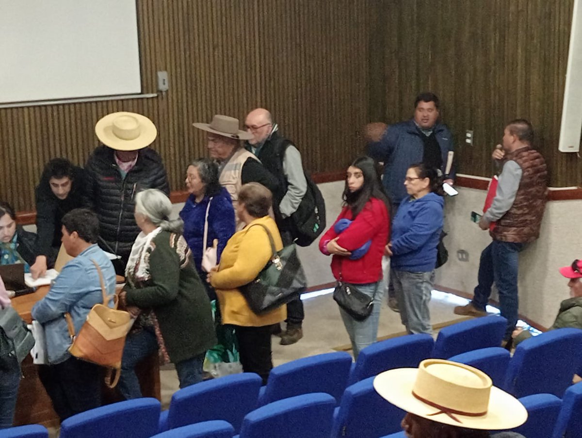 💧 En la Municipalidad de #Paredones, y en el marco del programa "Sigue la Corriente", funcionarios de la #DGA realizaron dos charlas a vecinos y usuarios de aguas sobre la Reforma al Código de Aguas y otra sobre el Control de Extracciones Efectivas.