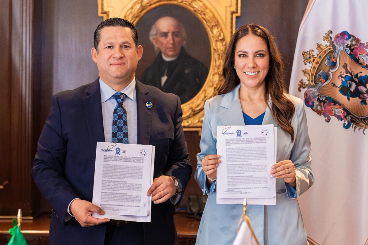 LibiaDennise's tweet photo. La confianza y respeto ha sido muy importante en este cambio; en mi encuentro con el gobernador @diegosinhue, reiteramos nuestra motivación de trabajar por la gente, y con esta entrega - recepción estamos a un solo paso de llegar al gran momento de construir ese Guanajuato que todas y todos queremos. 🫱🏻‍🫲🏼🤩