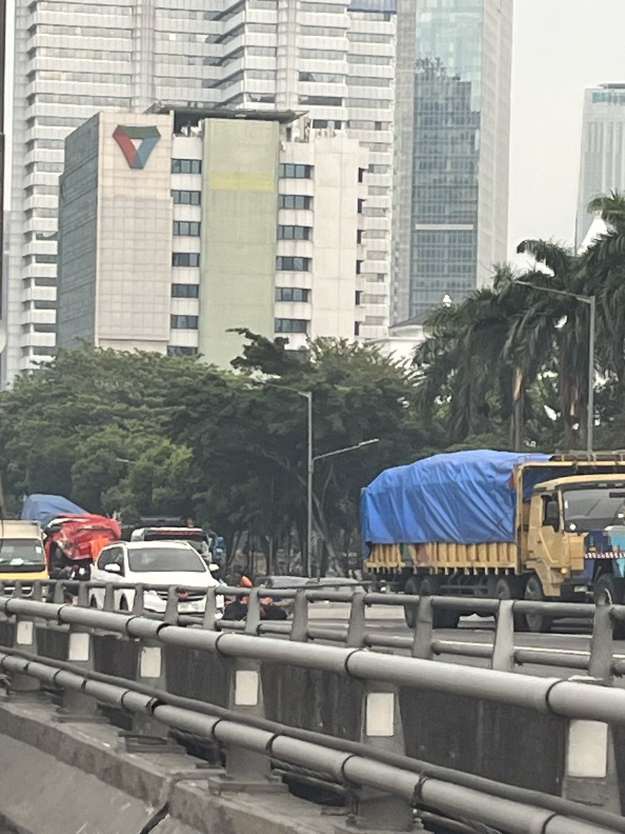harigendut's tweet photo. Laka di Tol Dalkot arah Bogor/Bekasi KM 6, sudah penanganan petugas. Harap bersabar karena evakuasi. @TMCPoldaMetro @RadioElshinta @SonoraFM92 https://t.co/CruXfZpFKC