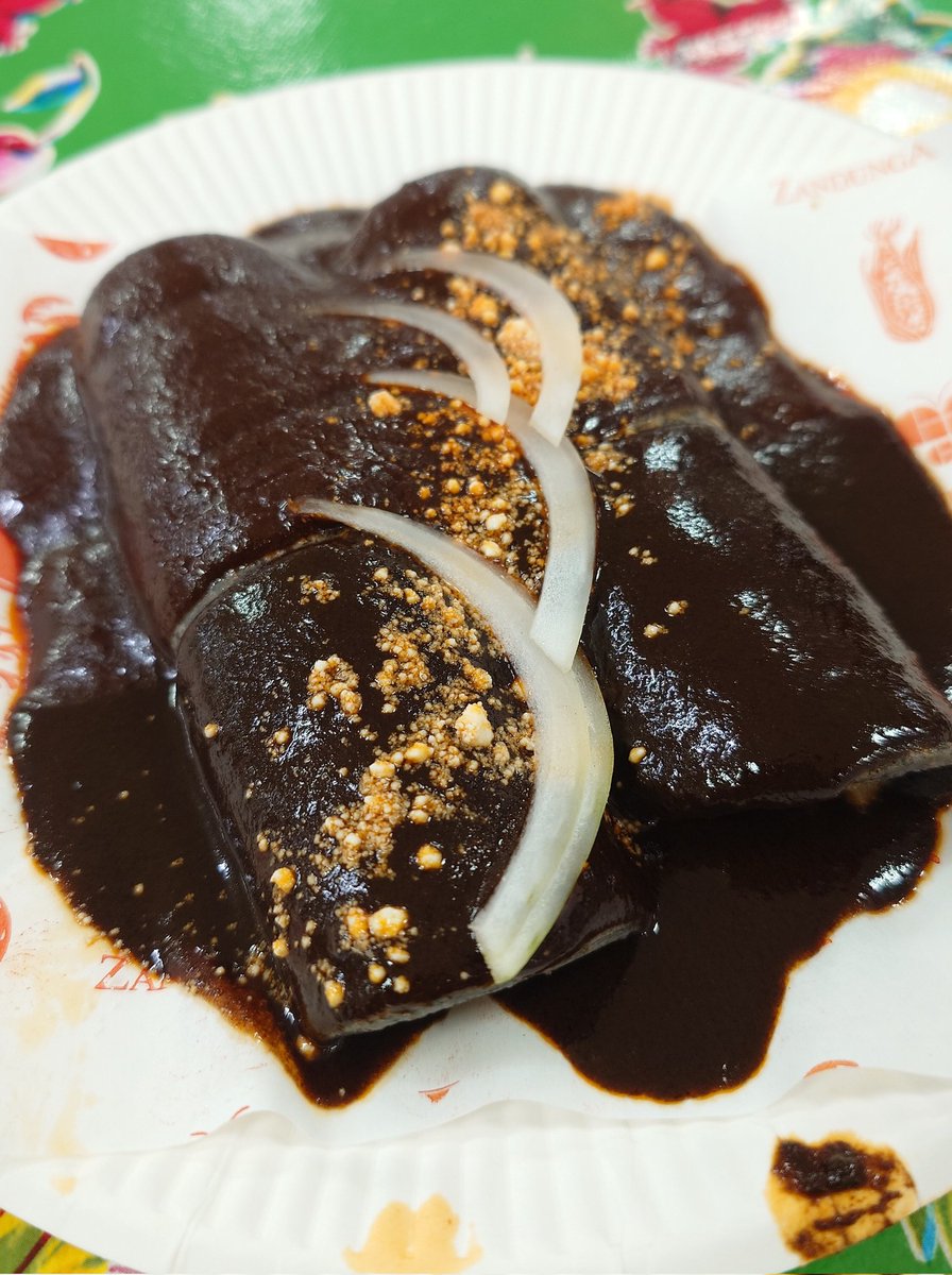miroru's tweet photo. おはようございます~(/・ω・)/にゃー
今日明日頑張ればお休みですね
ゆるりと行こう
昨日新味覚に遭遇
メキシコから日本初出店
京都高島屋7階ビバ!メキシコ展
店名【#ZANDUNGA】
料理名2種類のモレのエンチラーダス
#みろるグルメ
色は黒いですが、五味を刺激する料理でぜひ食べに行ってほしい https://t.co/xwvy7LaEZc