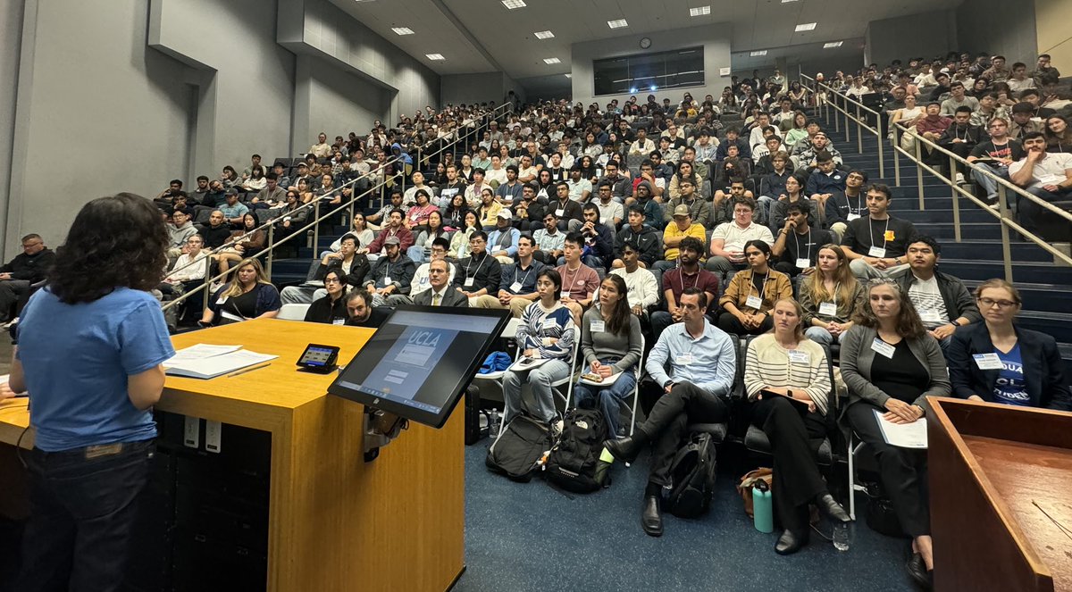 UCLAengineering's tweet image. We are thrilled to welcome the newest undergraduate and graduate Bruin engineers to @UCLA @UofCalifornia! More than 700 freshmen and transfer students, plus 400+ graduate students attended the Engineering Welcome Day organized by @ESUCLA and the school. #EngineerChange #GoBruins