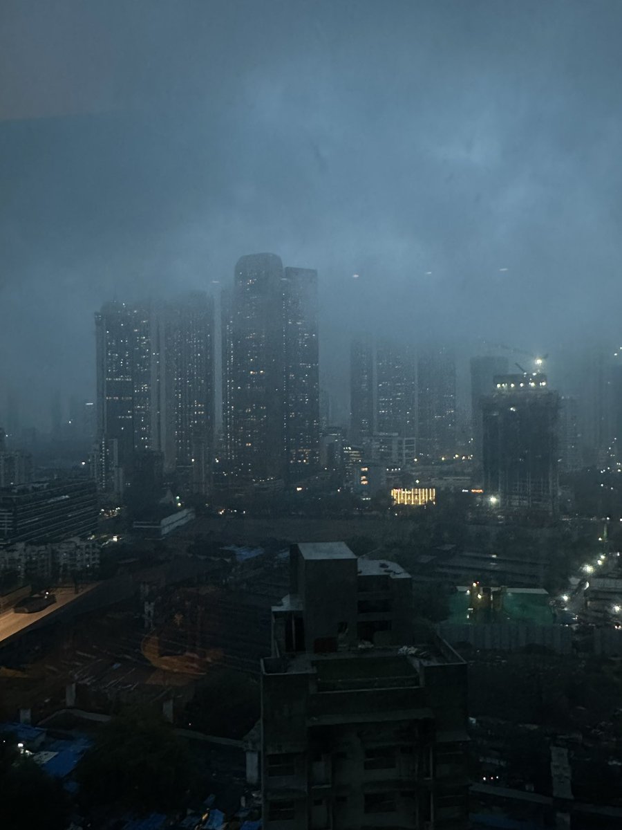 Rita_RK09's tweet photo. Stay indoor, stay safe, stay healthy 🙏 🙏
#redAlertMumbai #redAlert
https://t.co/Exp7qEXwvb