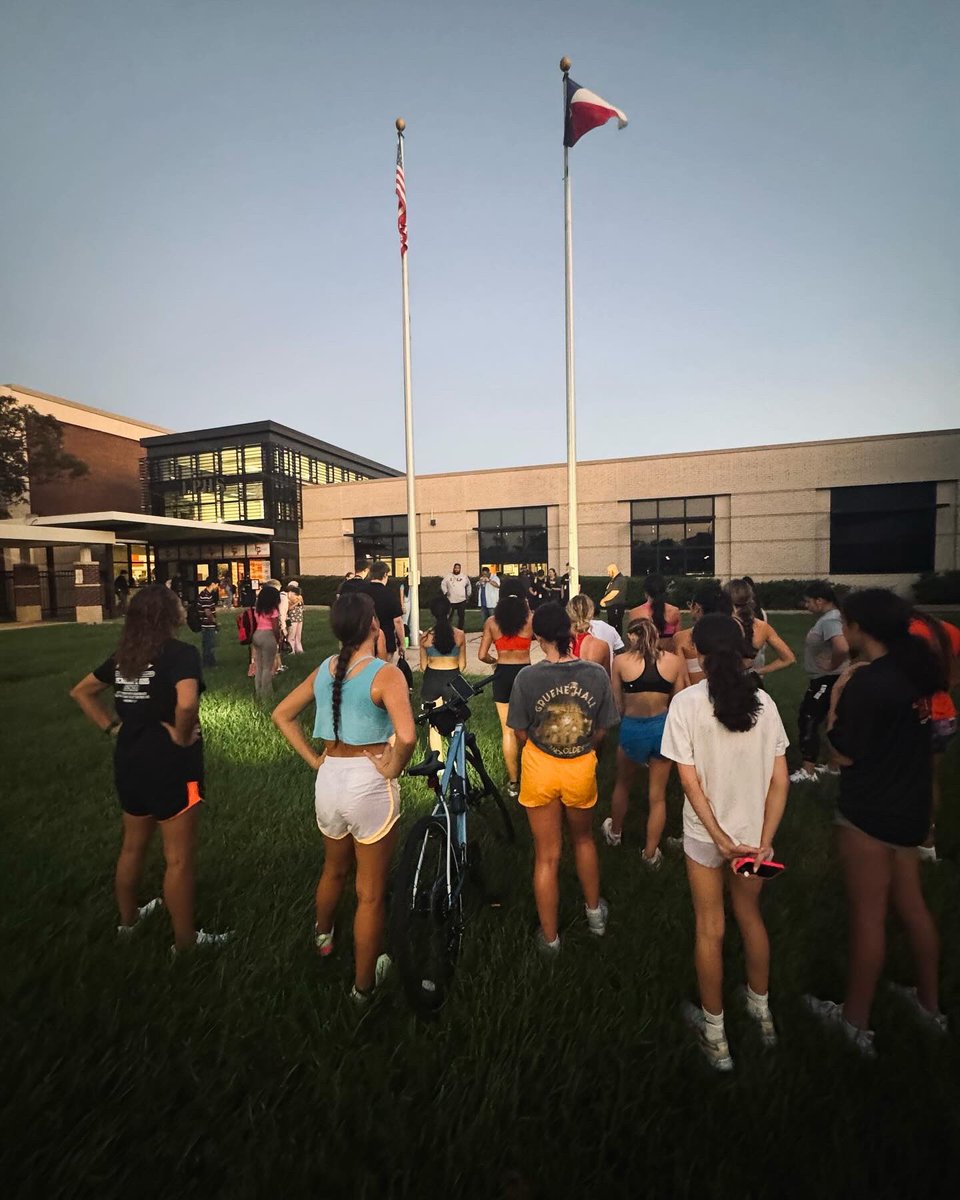 LaPorteRunning's tweet image. Prayer at the pole after our morning run, followed by helping out La Porte Elementary’s Running Club after school! 🧡 Busy day for our student athletes, but so proud of them for showing up for our community! #LPLEGACY