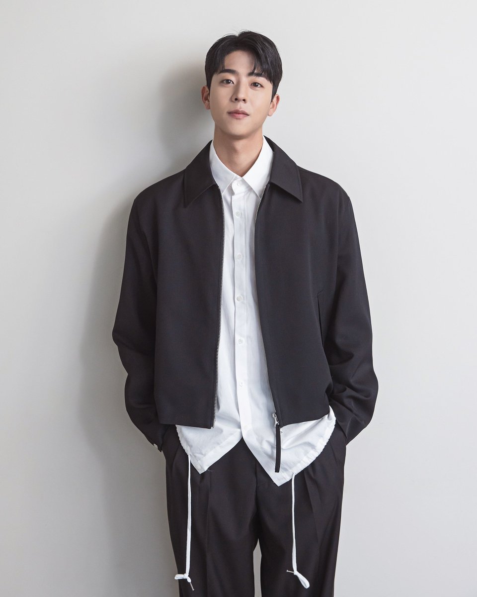 imbcenews's tweet photo. 채종협, 횹사마→신흥 로맨스 장인…열일 행보가 반갑다
#채종협 #Chaejonghyeop #チェジョンヒョプ 
#Firstlove #로맨스장인 #iMBC연예 

채종협은 올해 초 일본 TBS에서 방영된 'Eye Love You(아이 러브 유)'를 통해 한류 열풍의 중심에 섰다.

채종협은 데뷔 후 꾸준하게 다양한 작품에 출연하며 탄탄한 필모그래피를 쌓고 있다. 섬세한 감정 연기는 물론 캐릭터에 완벽하게 몰입하며 다채로운 매력을 선사 중이다. 이에 앞으로 그가 펼칠 활약에 더욱 기대가 모이고 있다.

소속사 엔에스이엔엠은 "채종협이 앞으로도 다방면에서 활동할 수 있도록 전폭적으로 지원할 계획이다. 또 회사와 배우가 견고한 파트너십을 통해 동반 성장을 이뤄나갈 수 있도록 최선을 다하겠다"고 밝혔다.

⬇️기사 Click Plz⬇️
https://t.co/dK0YWPcet3