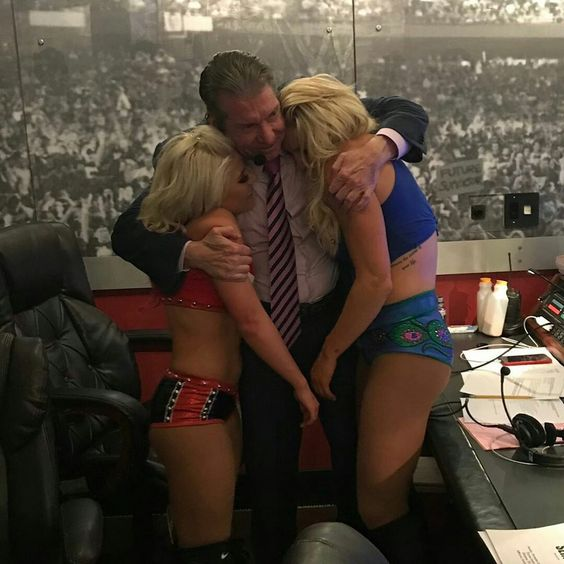 AlexaBlissRP22's tweet photo. Size difference go brrrrr @WWEVMcMahon https://t.co/p3Gqlezr0y