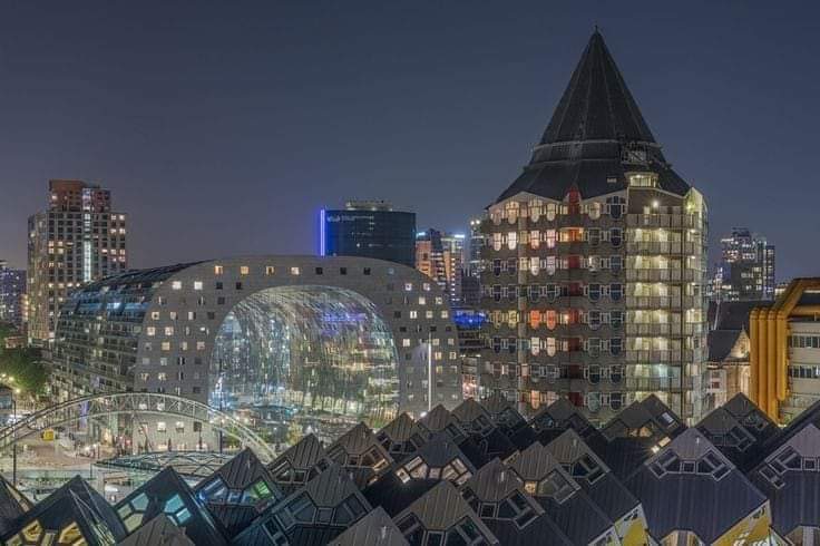 Rdamvanalles010's tweet photo. Gezicht in de nacht op de drie iconen #kubuswoningen #markthalrotterdam en gebouw de #potlood en de #stofzuiger de centrale bibliotheek https://t.co/1RqhjI93AF