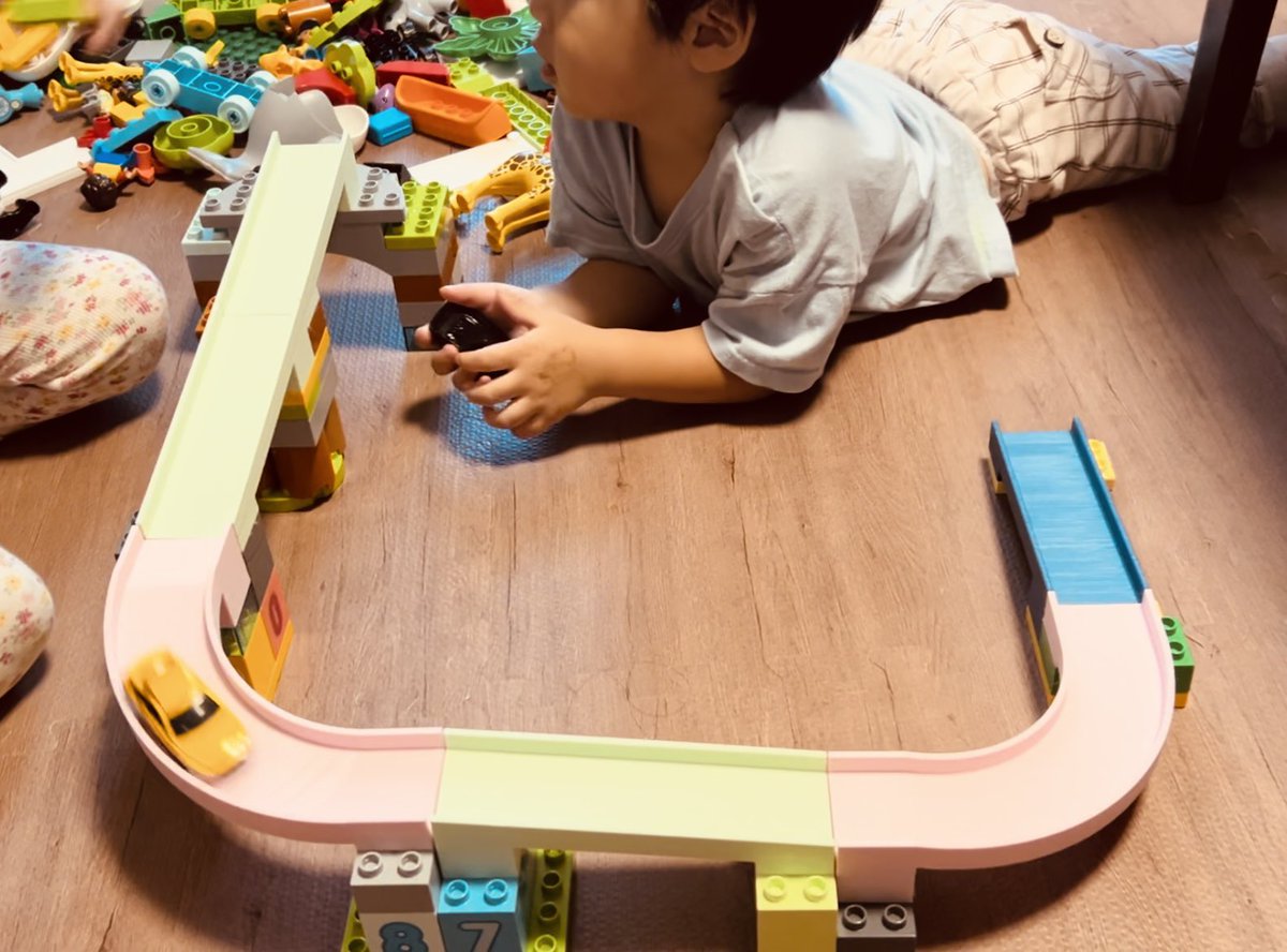 ay_uhc's tweet image. Fauさんいつもありがとうございます😊
そうなんです！私パワーアップしてます💪

下の子がduploじゃなくトミカでばかり遊んでいて、duplo勿体ないなーと感じ、思い付きでコースブロック作成したらどハマりしてくれました✌️🎢

今年もおもちゃ作り楽しみます🛠️

#3Dプリンター
#トミカ
#duplo