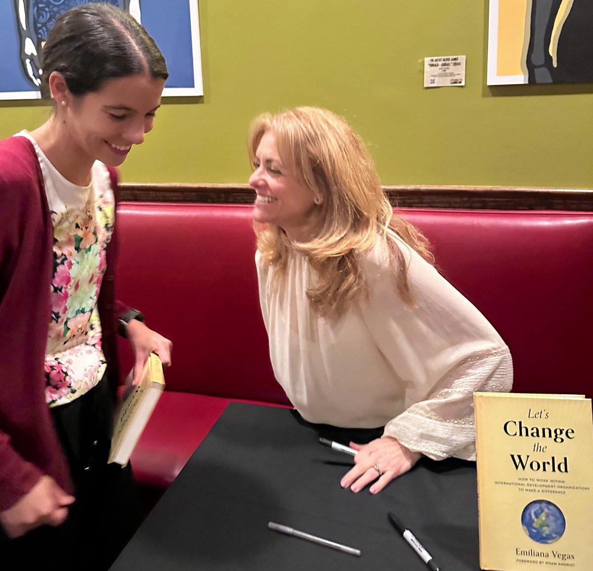 Ayer con la profe más cool de <a href="/hgse/">Harvard Graduate School of Education (HGSE)</a> y su nuevo libro “Let’s Change the World: How to Work within International Organizations to make a difference” muchos consejos y sus aprendizajes.

@EmiVegasV felicidades!