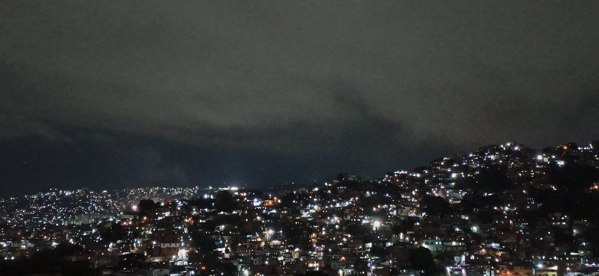 Palo Verde y Lomas del Avila sin luz desde las 4pm y no hay información por parte de <a href="/CorpoelecInfo/">Corpoelec Informa</a>
#fluctuaciones
#SinLuz
#electricidad
#BajonElectrico
#25Septiembre