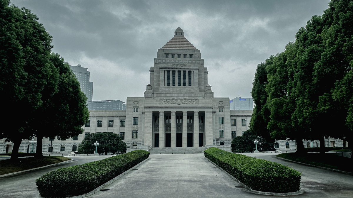 mac_to_tw's tweet photo. 昨日は永田町へ…。正面からの国会議事堂、しっとり雨模様で良い具合の重厚感。

明日は自民党総裁選。 https://t.co/4E8wxZYOGt