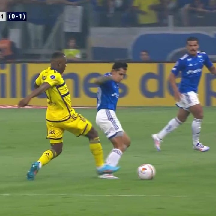 Misma jugada.
Mismo arbitro.
Nada para uno.
Roja para el otro.
A Boca no lo cagan.
Lo roban en todas partes del mundo.