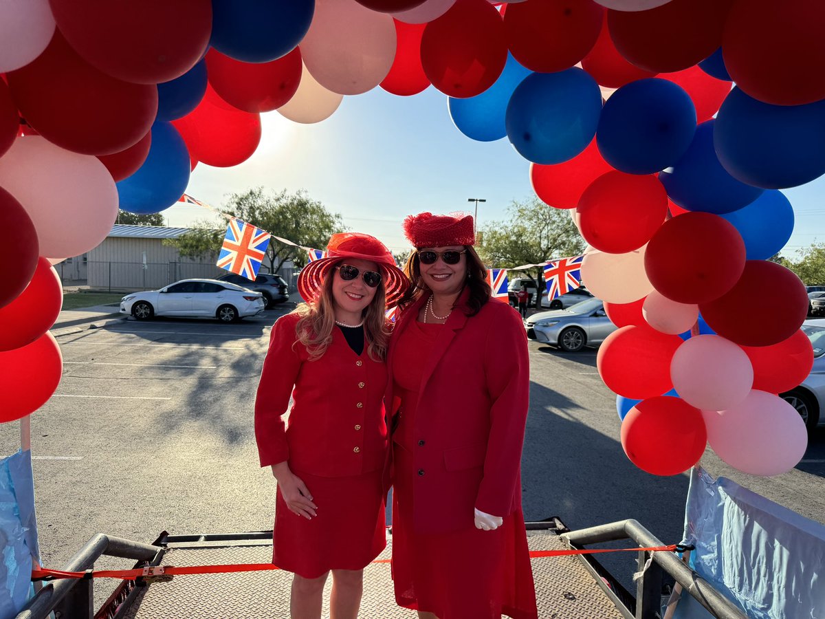 ECabral_RSE's tweet photo. Ready for the MVHS homecoming parade and feeling like royalty ππ¬π§ #RSEAdventureIsCalling https://t.co/i3tWcjJ85e