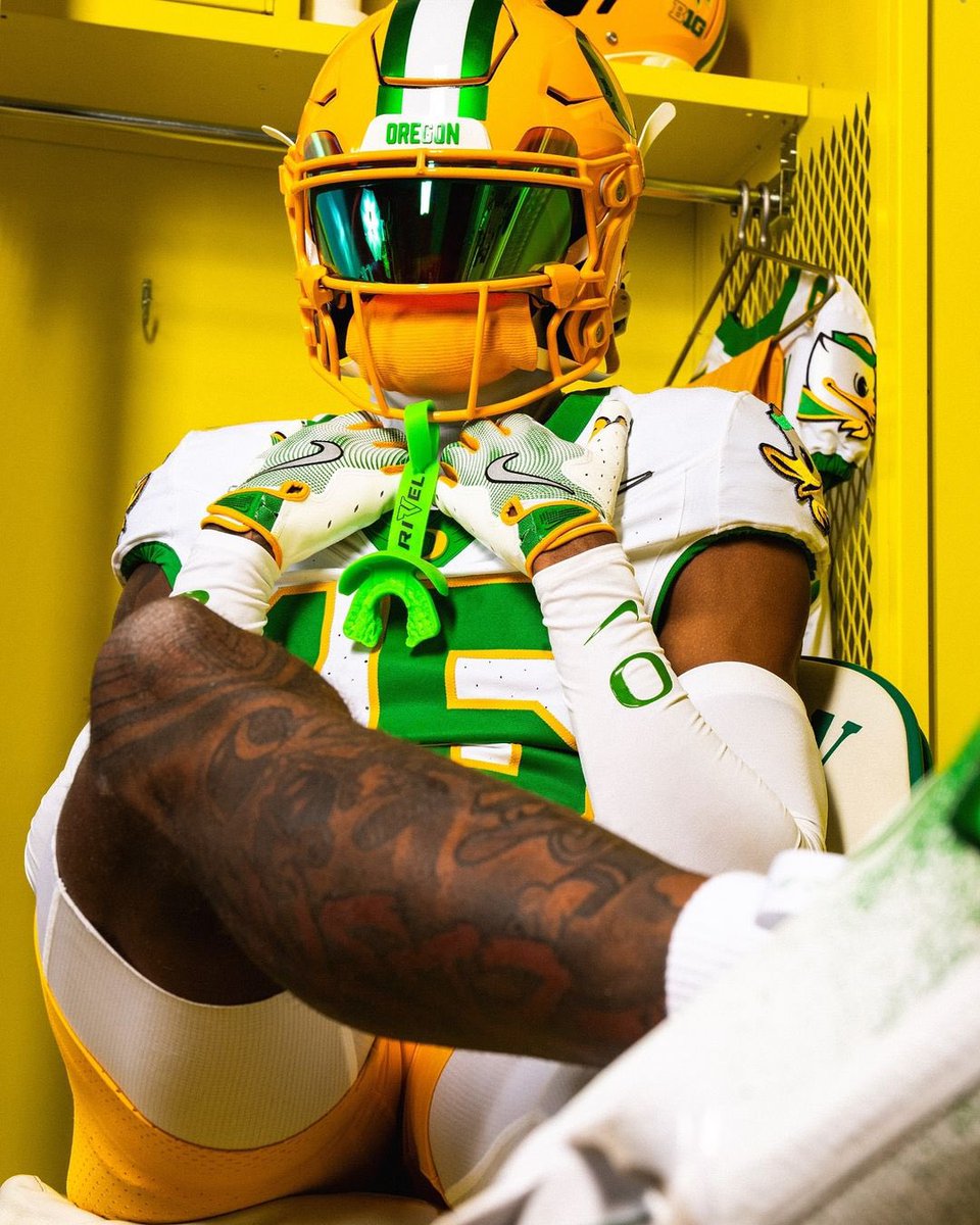 vanhornebrands's tweet photo. A Modern Classic π¦π‘
Week 4 Uniforms for @oregonfootball designed by @vanhornebrands #GoDucks #GenerationO
πΈ: @goducks https://t.co/dTcWsl58vM