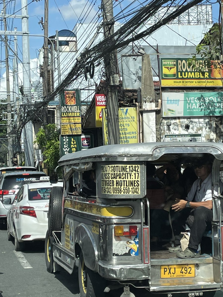 ArifDArianto's tweet photo. @delapandua10486 @billyjoelbob78 @adriansyahyasin Hallo dari Manila - sekarang jam 8 pagi tapi dah macett mirip Jakarta https://t.co/kNZABa9Vf6
